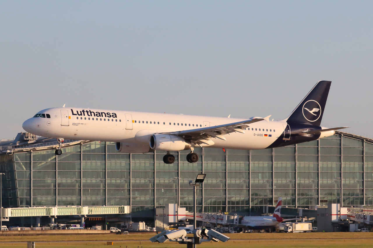 Full size: Lufthansa Airbus A321-200 D-AIDG at London Heathrow International Airport