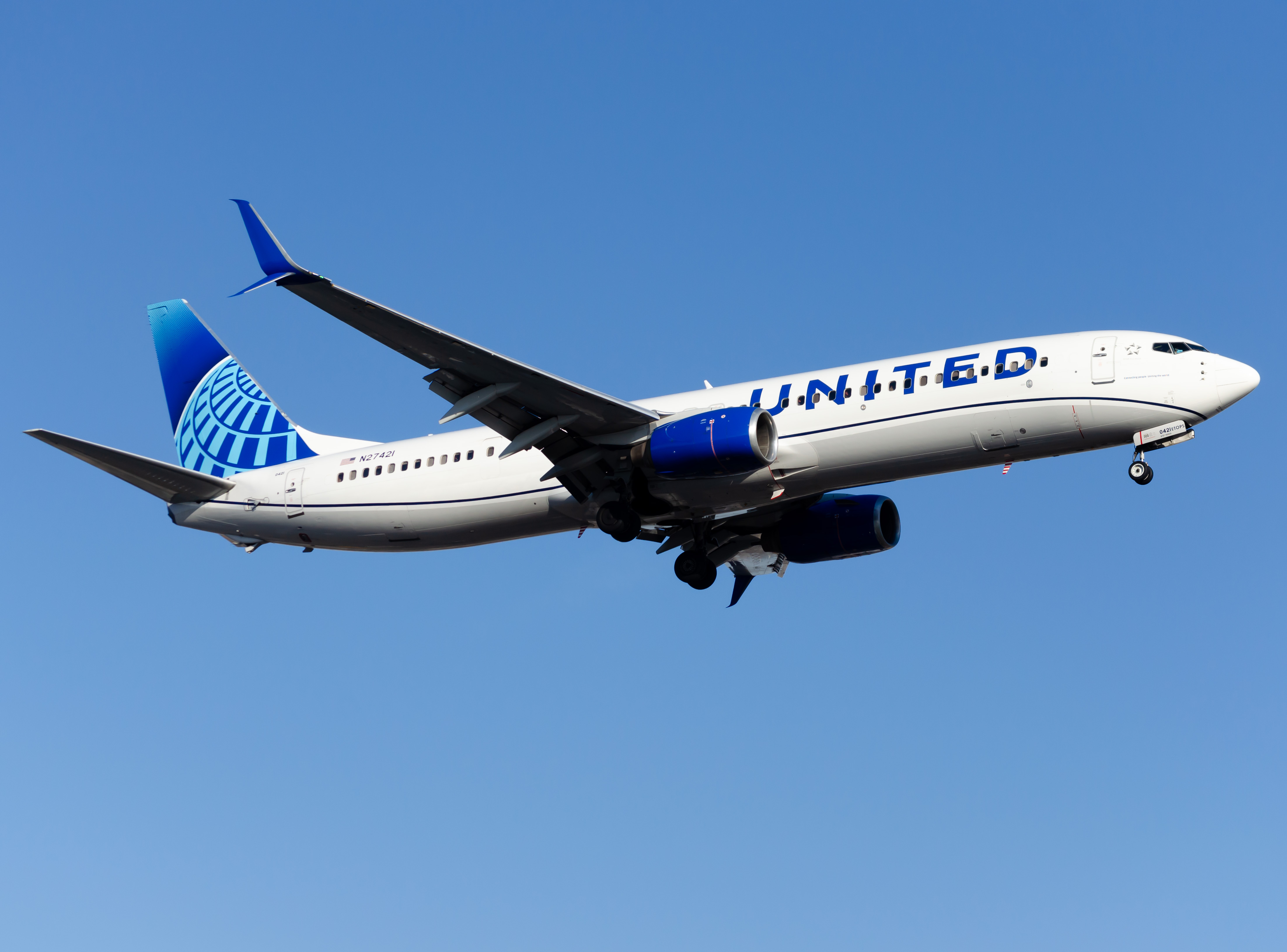 Full size: United Airlines Boeing 737-924ER N27421 at Newark Liberty International Airport