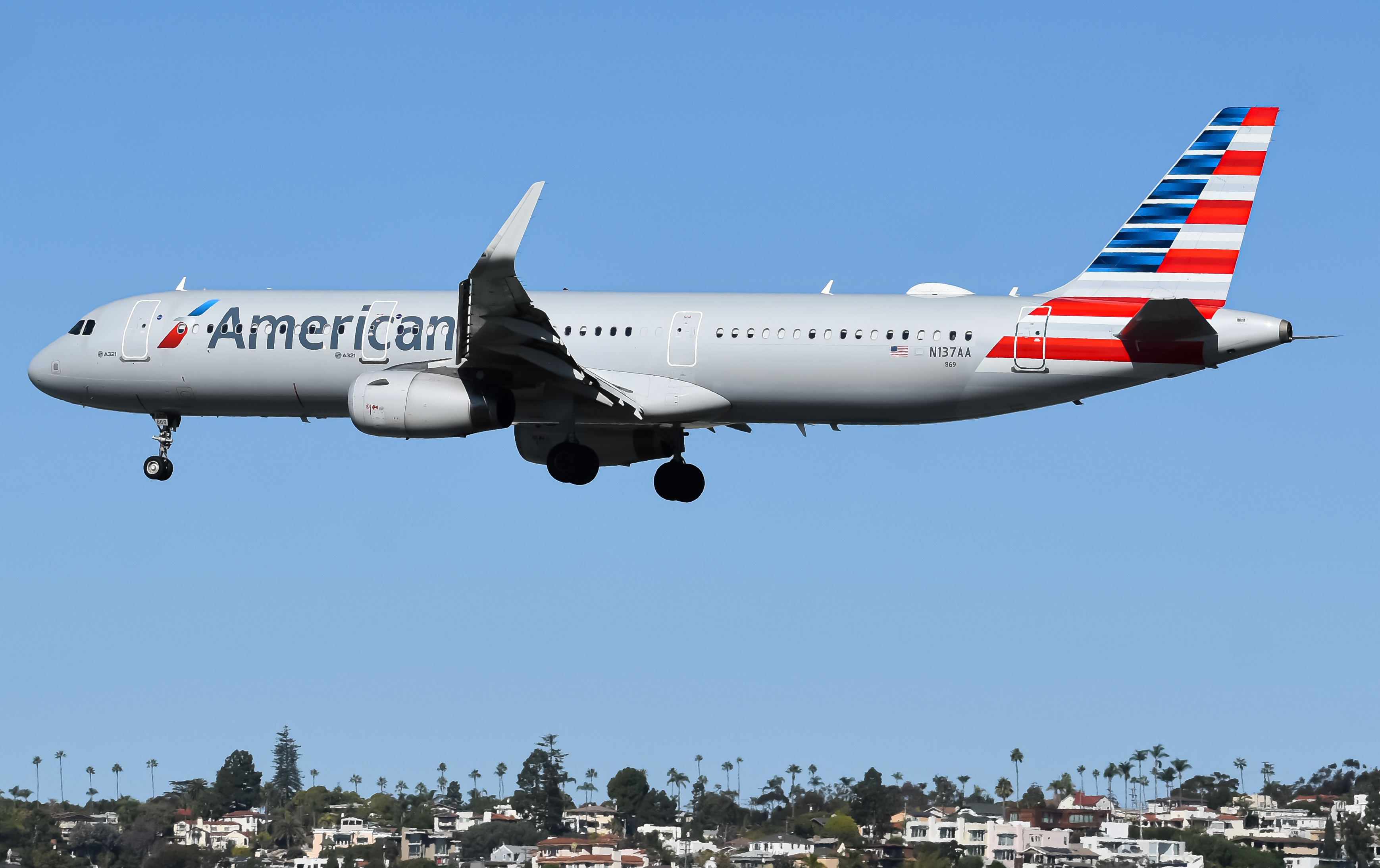 Full size: American Airlines Airbus A321-200 N137AA at San Diego International Airport