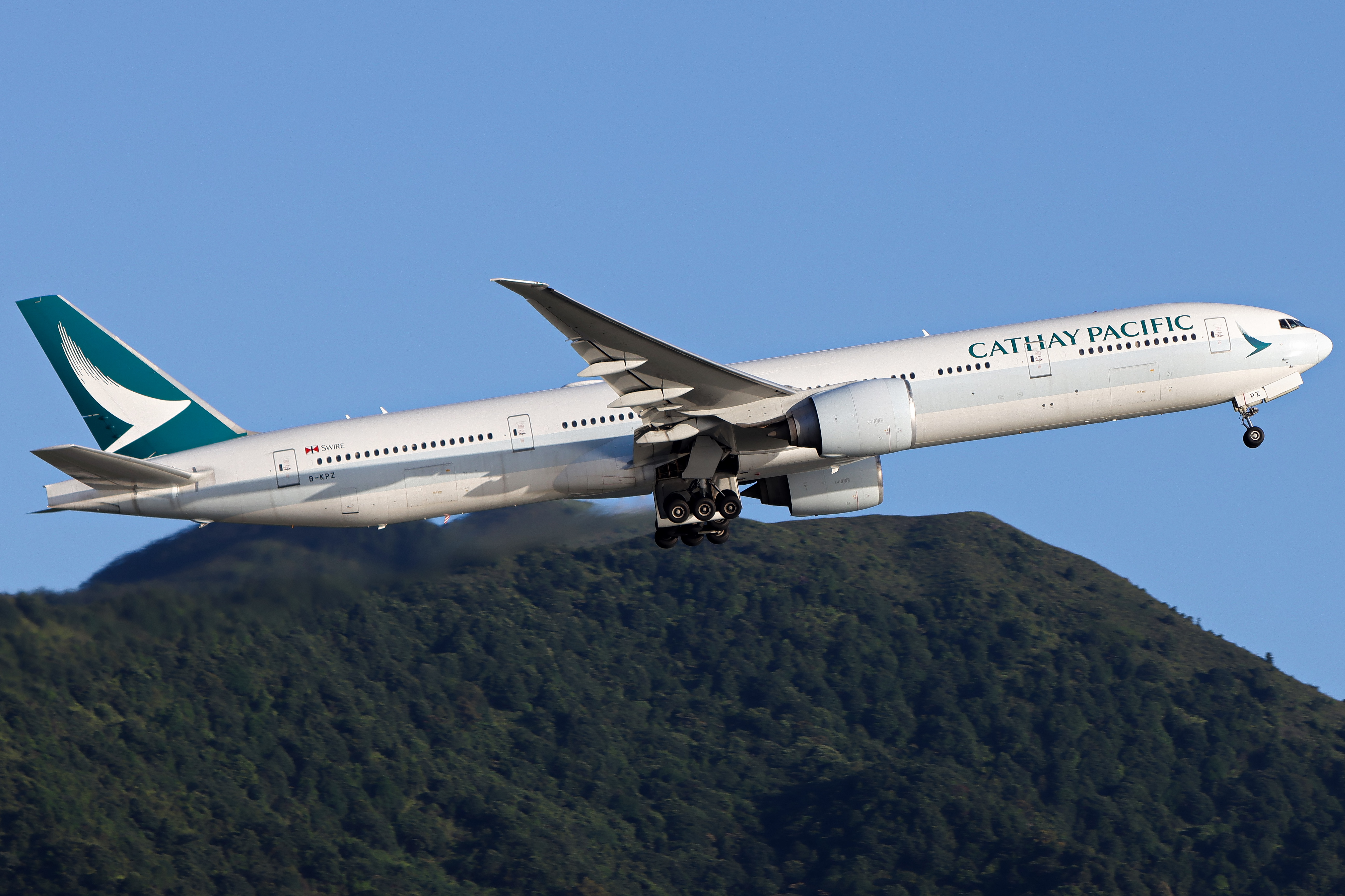 Full size: Cathay Pacific Boeing 777-300 B-KPZ at Hong Kong International Airport