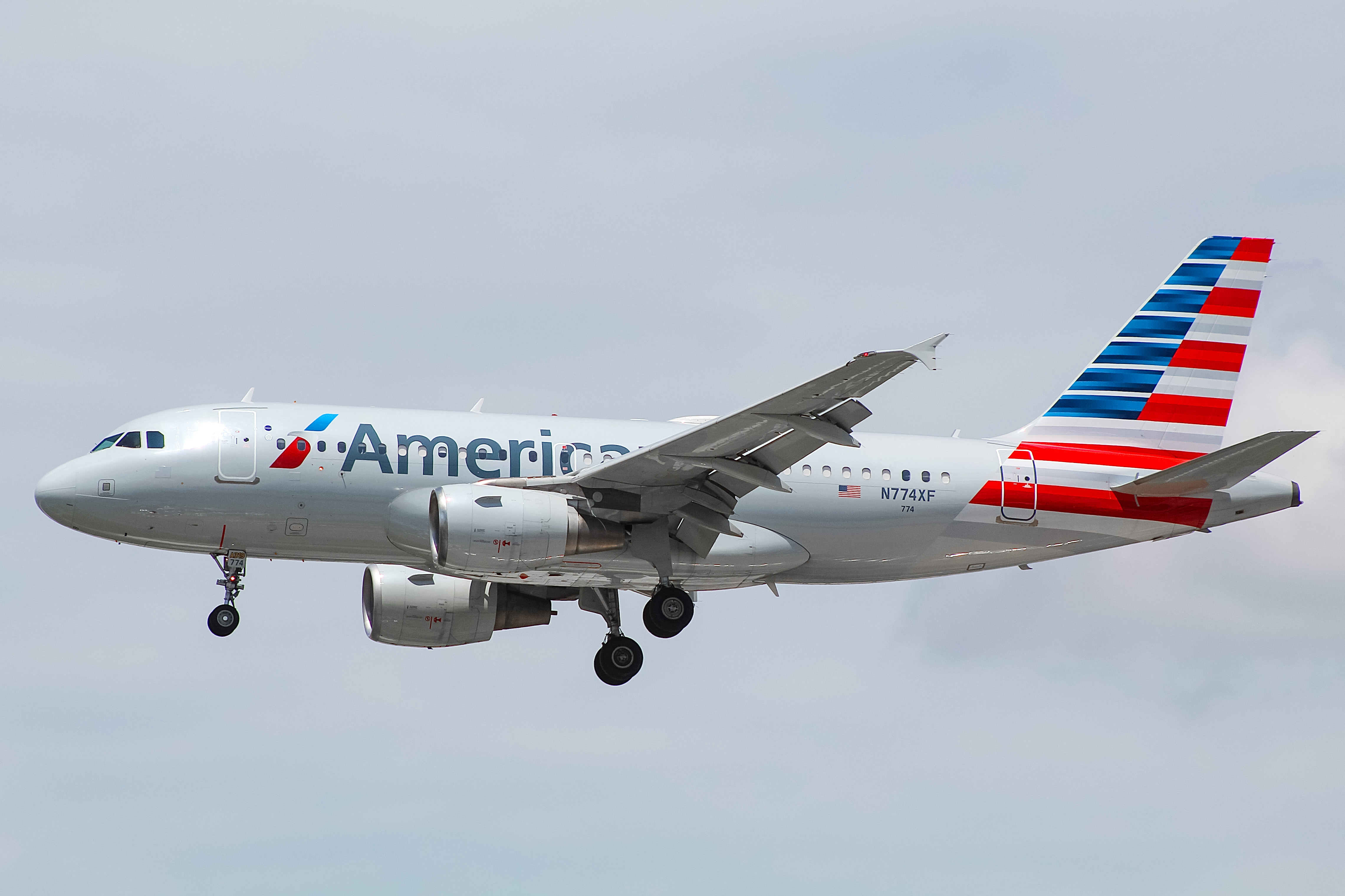 Full size: American Airlines Airbus A319 N774XF at Chicago O'Hare International Airport