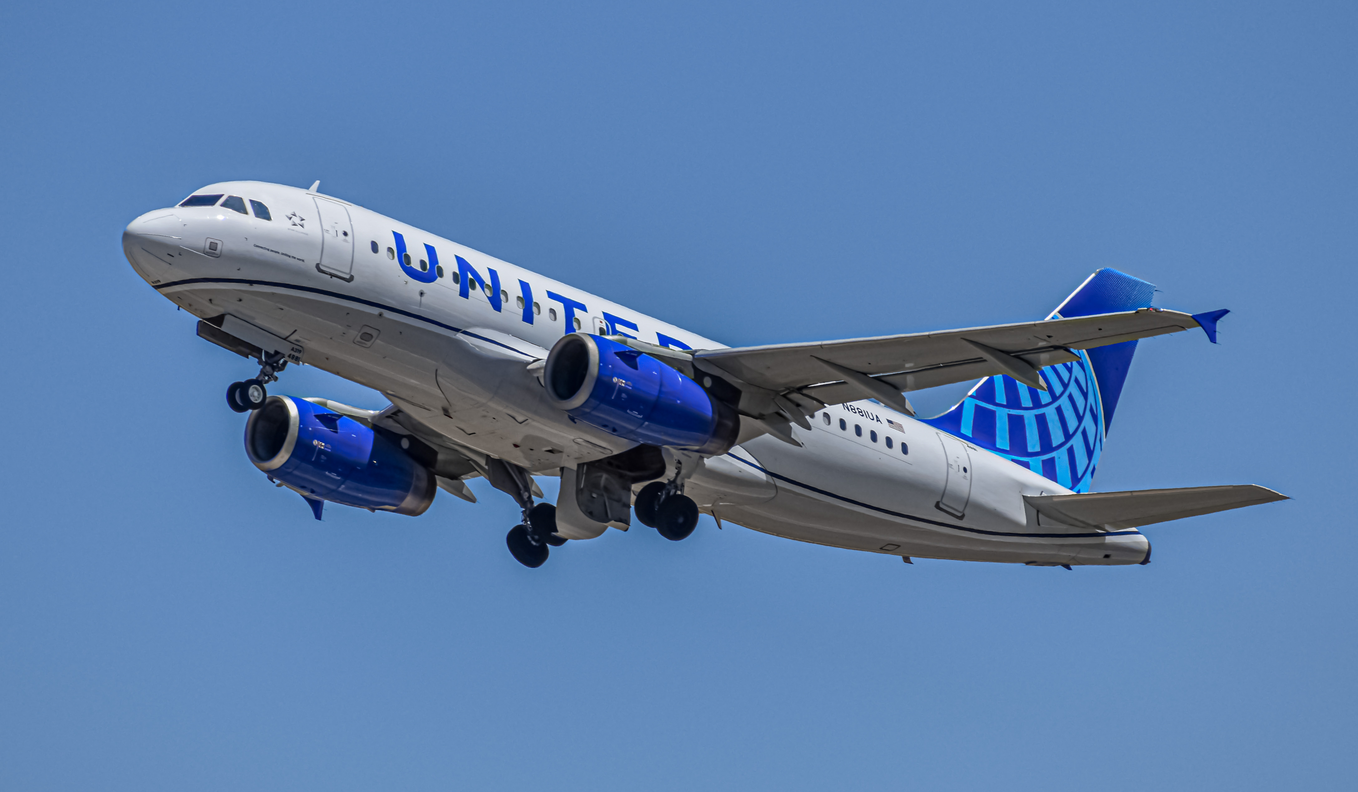 Full size: United Airlines Airbus A319 N881UA at Denver International Airport