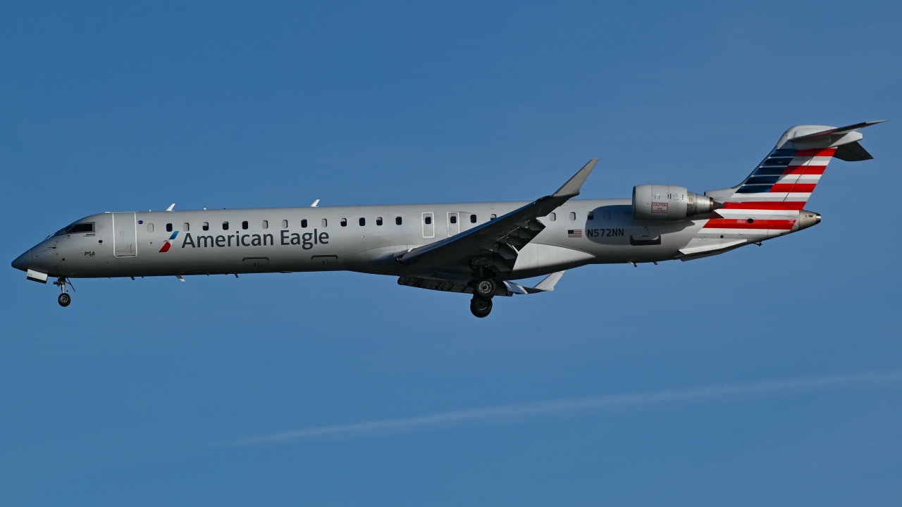 Full size: American Eagle Mitsubishi CRJ-900 N572NN at Ronald Reagan National Airport