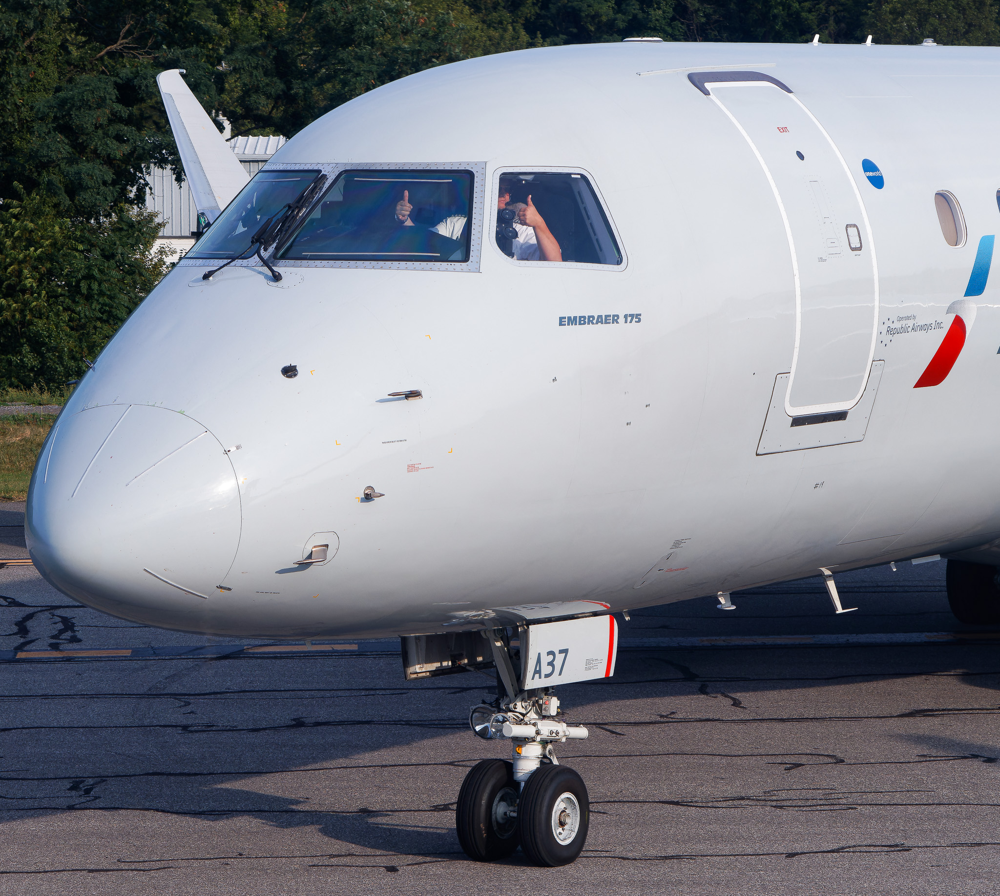 Full size: Republic Airways Embraer E175 N437YX at Roanoke Regional Airport