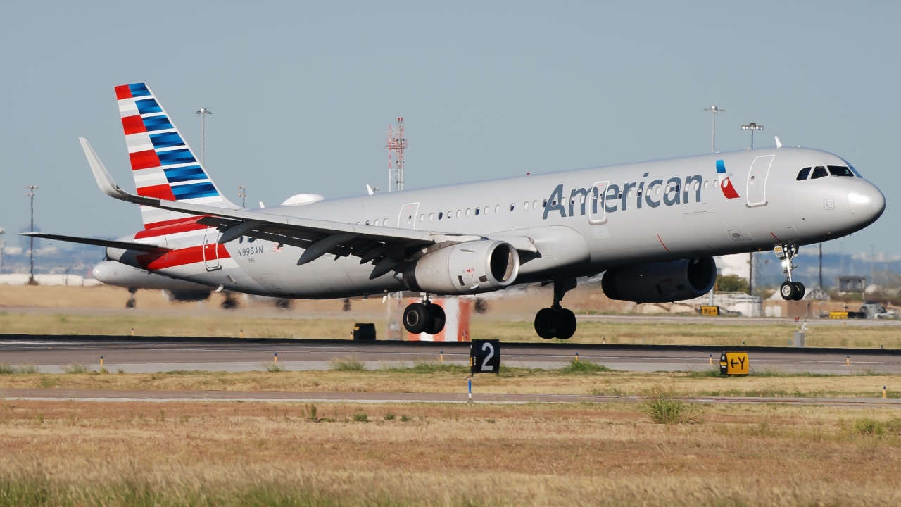 Full size: American Airlines Airbus A321-200 N995AN at Dallas-Fort Worth International Airport
