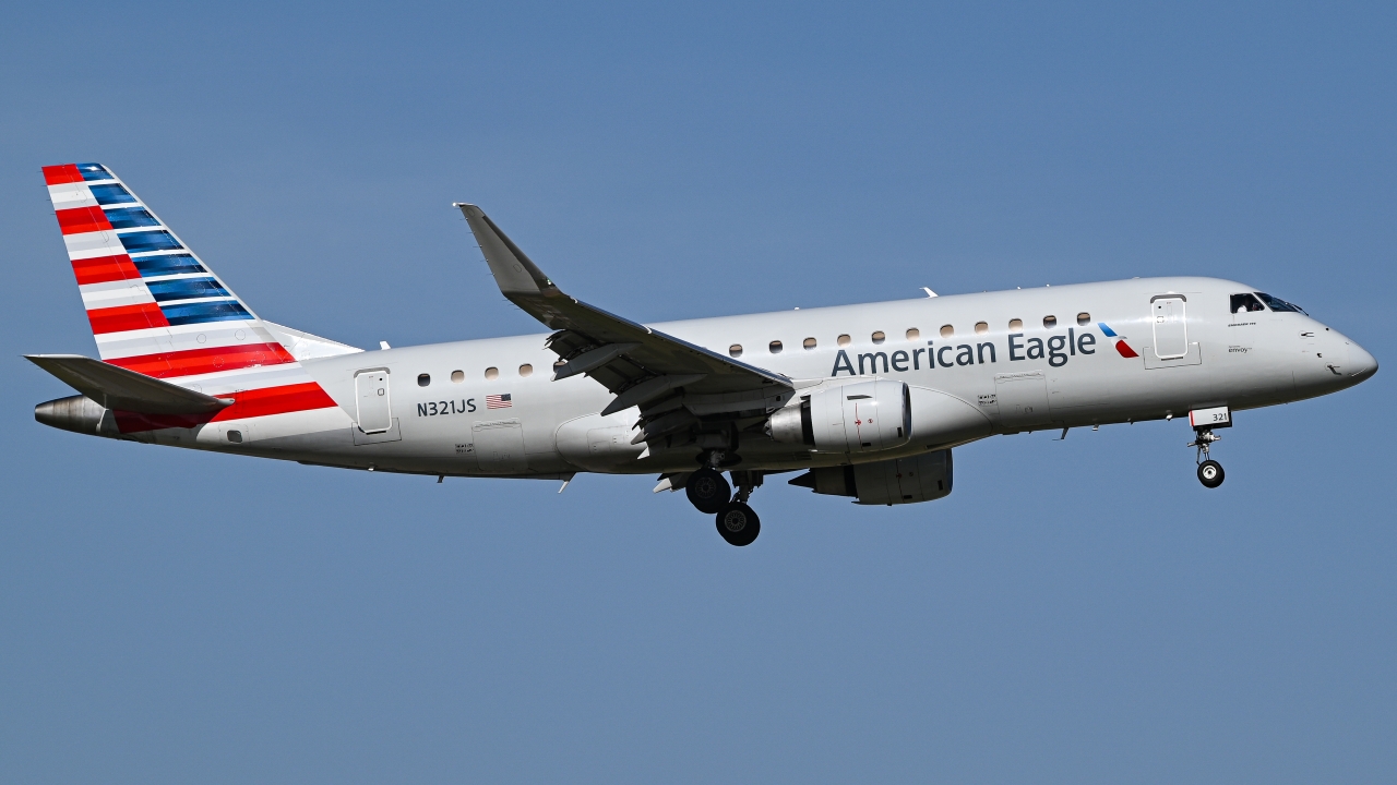 Full size: American Eagle Embraer E175 N321JS at Dallas-Fort Worth International Airport