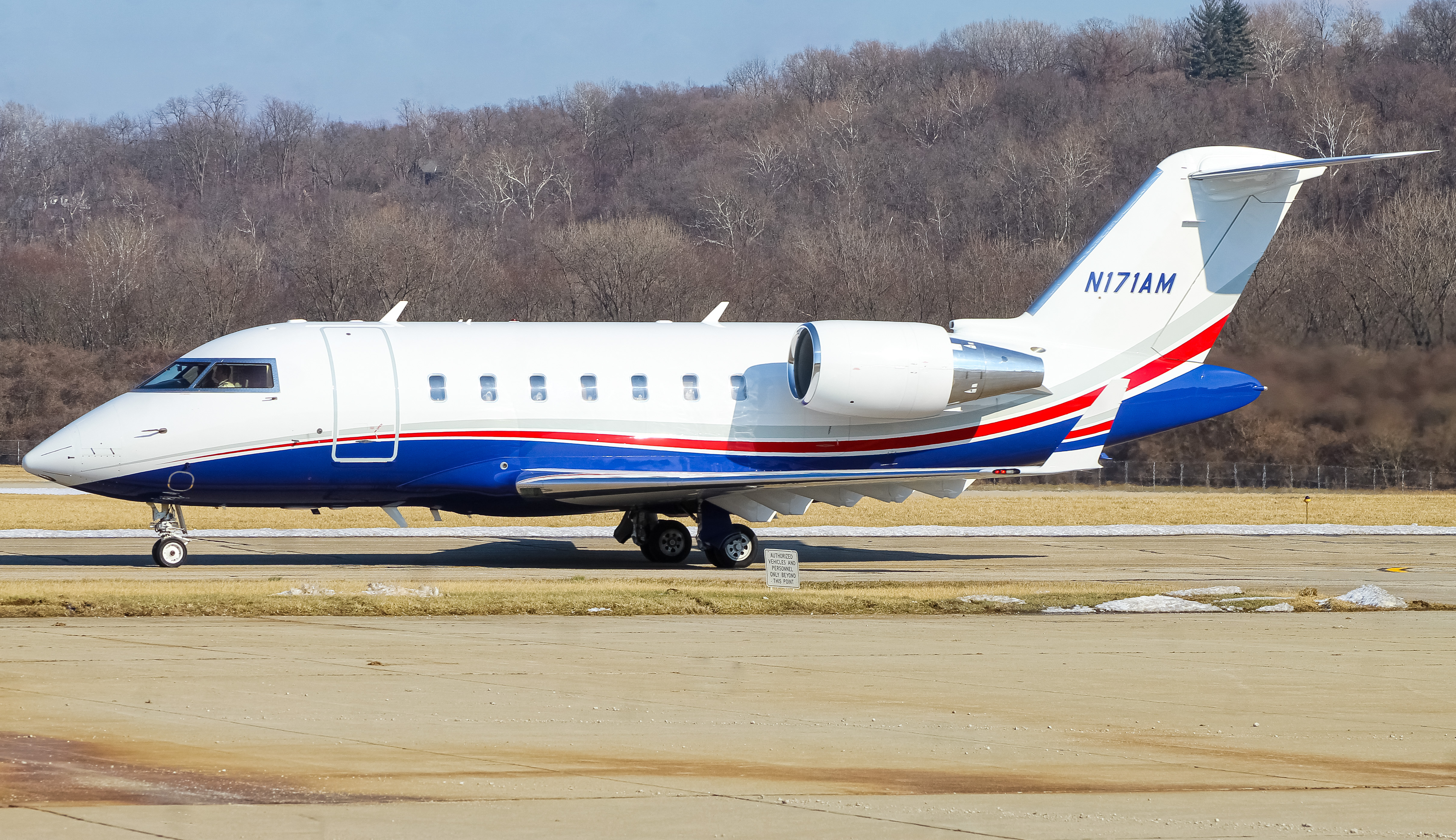 Full size: PRIVATE  Bombardier Challenger 604 N171AM at Cincinnati Municipal Airport/Lunken Field