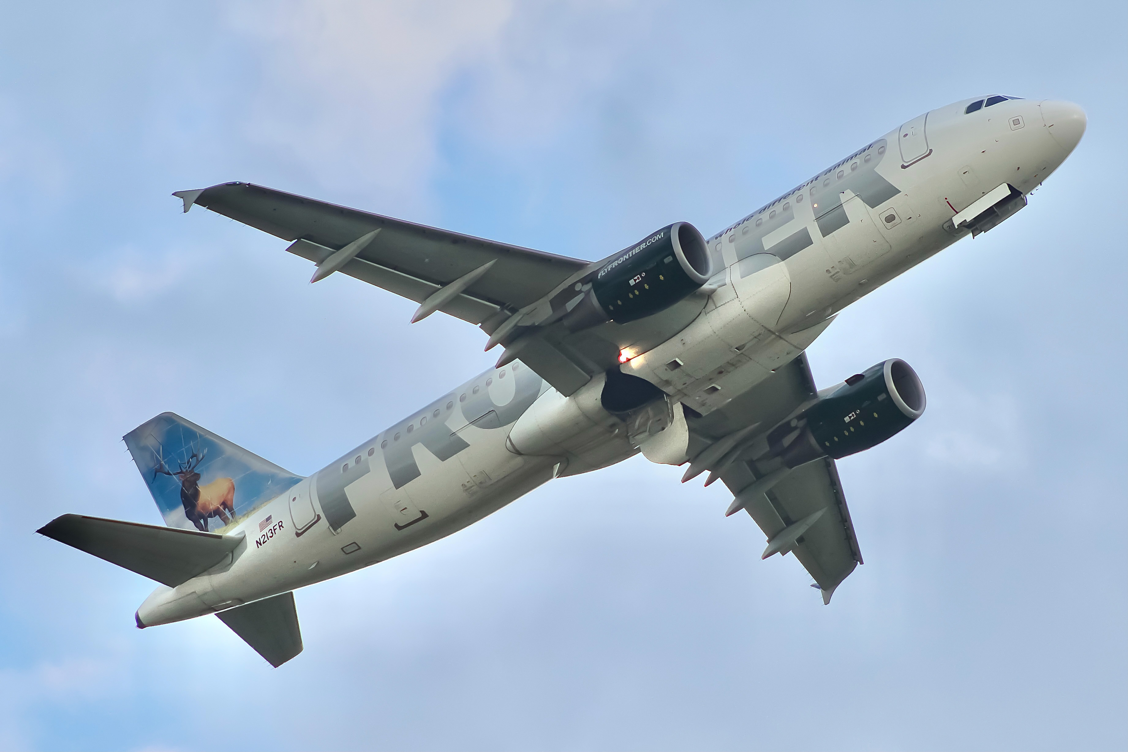 Full size: Frontier Airlines Airbus A320 N213FR at General Mitchell International Airport