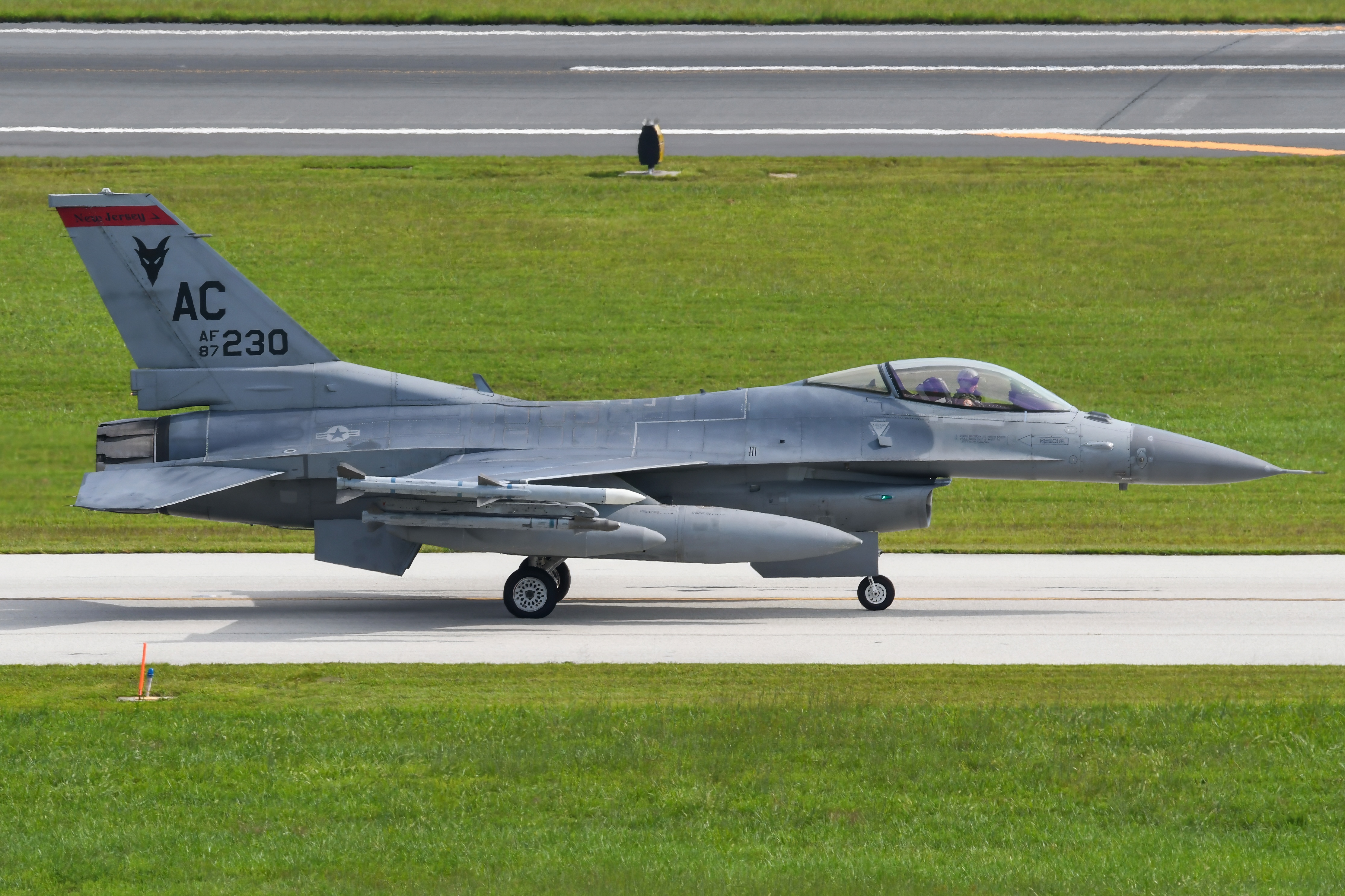 Full size: USAF - United States Air Force General Dynamics F-16 Fighting Falcon 87-0320 at Atlantic City International Airport