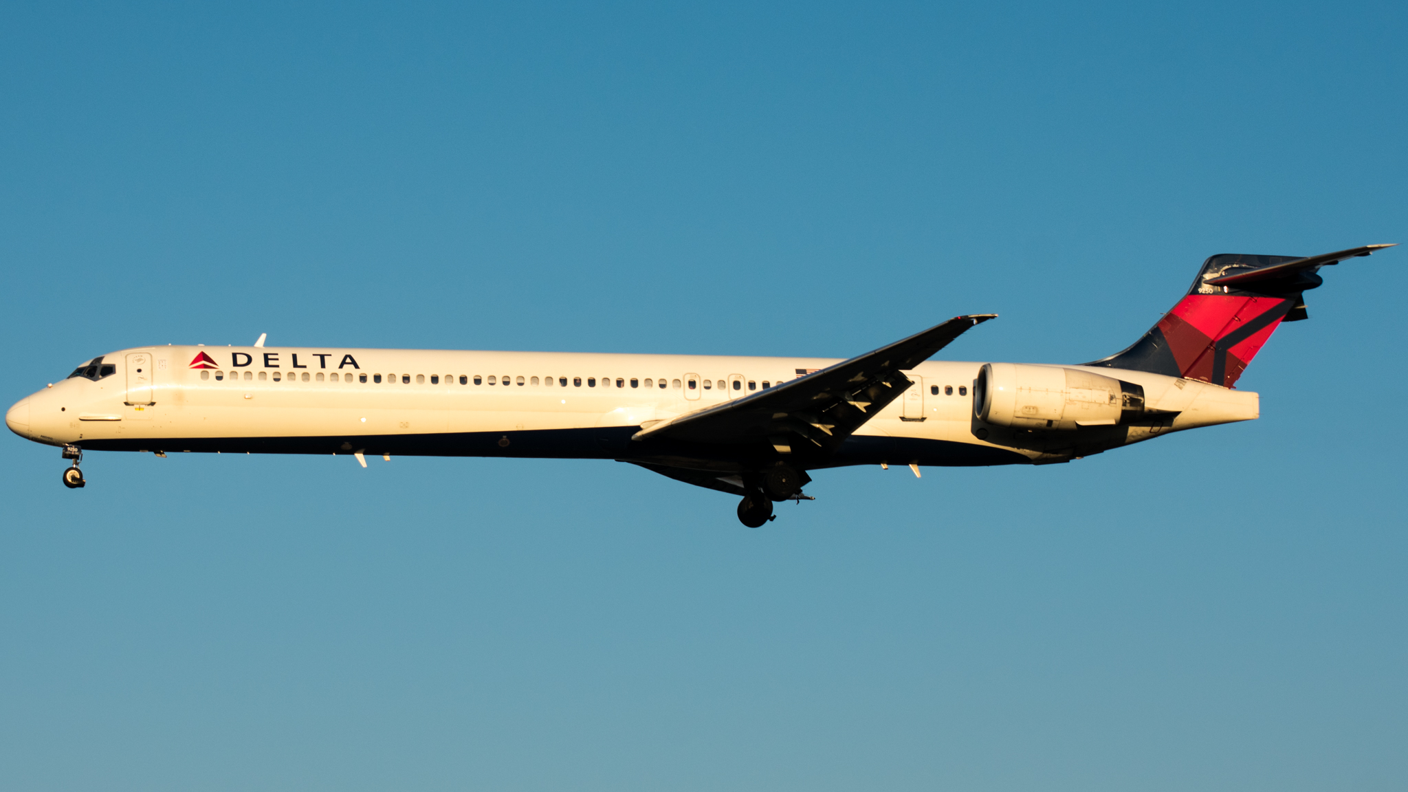 Full size: Delta Airlines Mcdonnell Douglas MD90 N950DN at Baltimore/Washington International Thurgood Marshall Airport