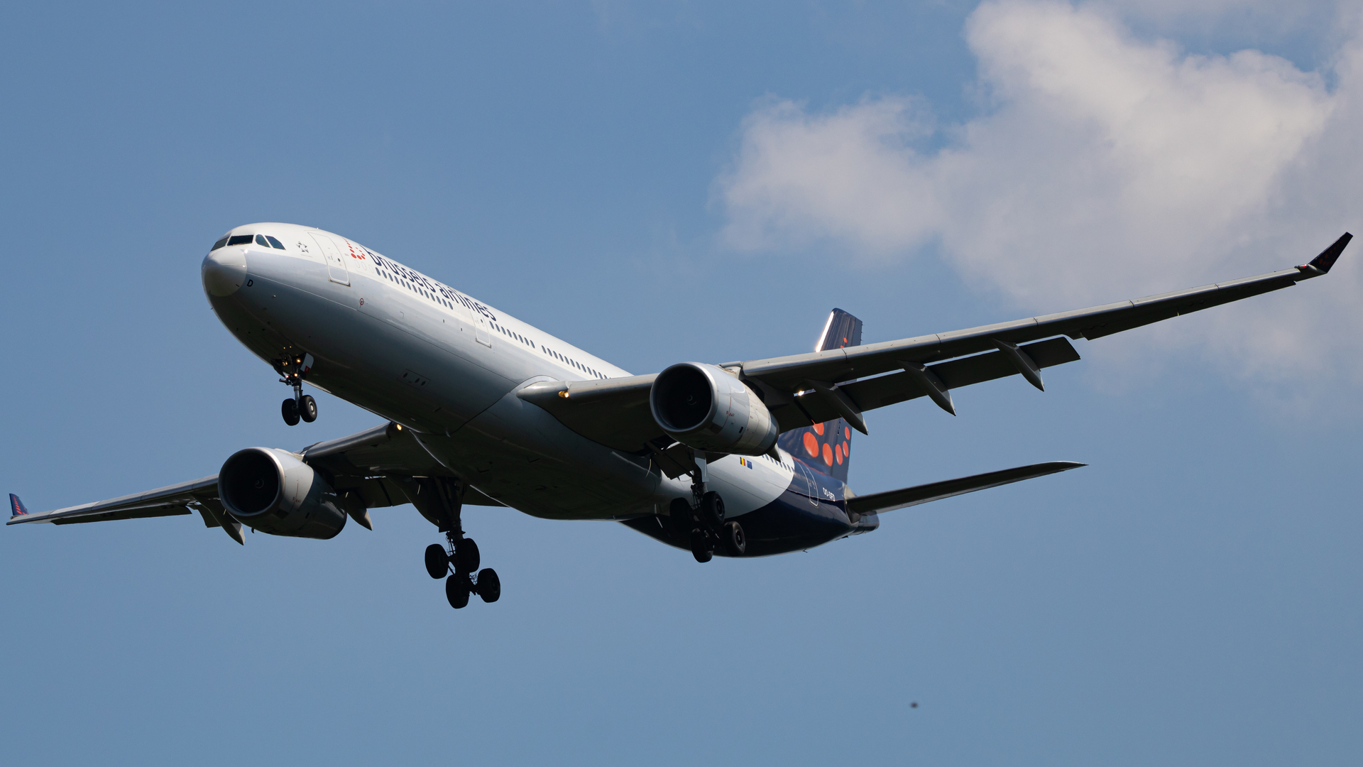 Full size: Brussels Airlines Airbus A330-300 OO-SFD at Washington Dulles International Airport