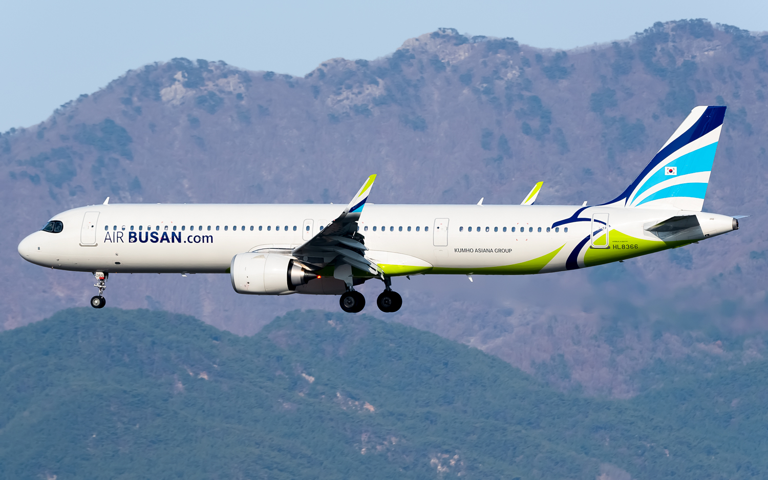 Full size: Air Busan Airbus A321NEO HL8366 at Gimhae International Airport