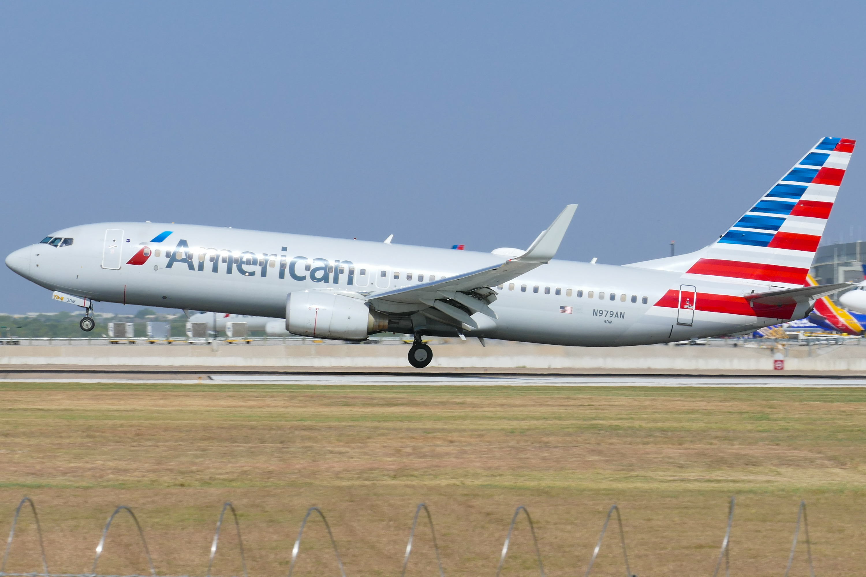 Full size: American Airlines Boeing 737-800 N979AN at Austin-Bergstrom International Airport