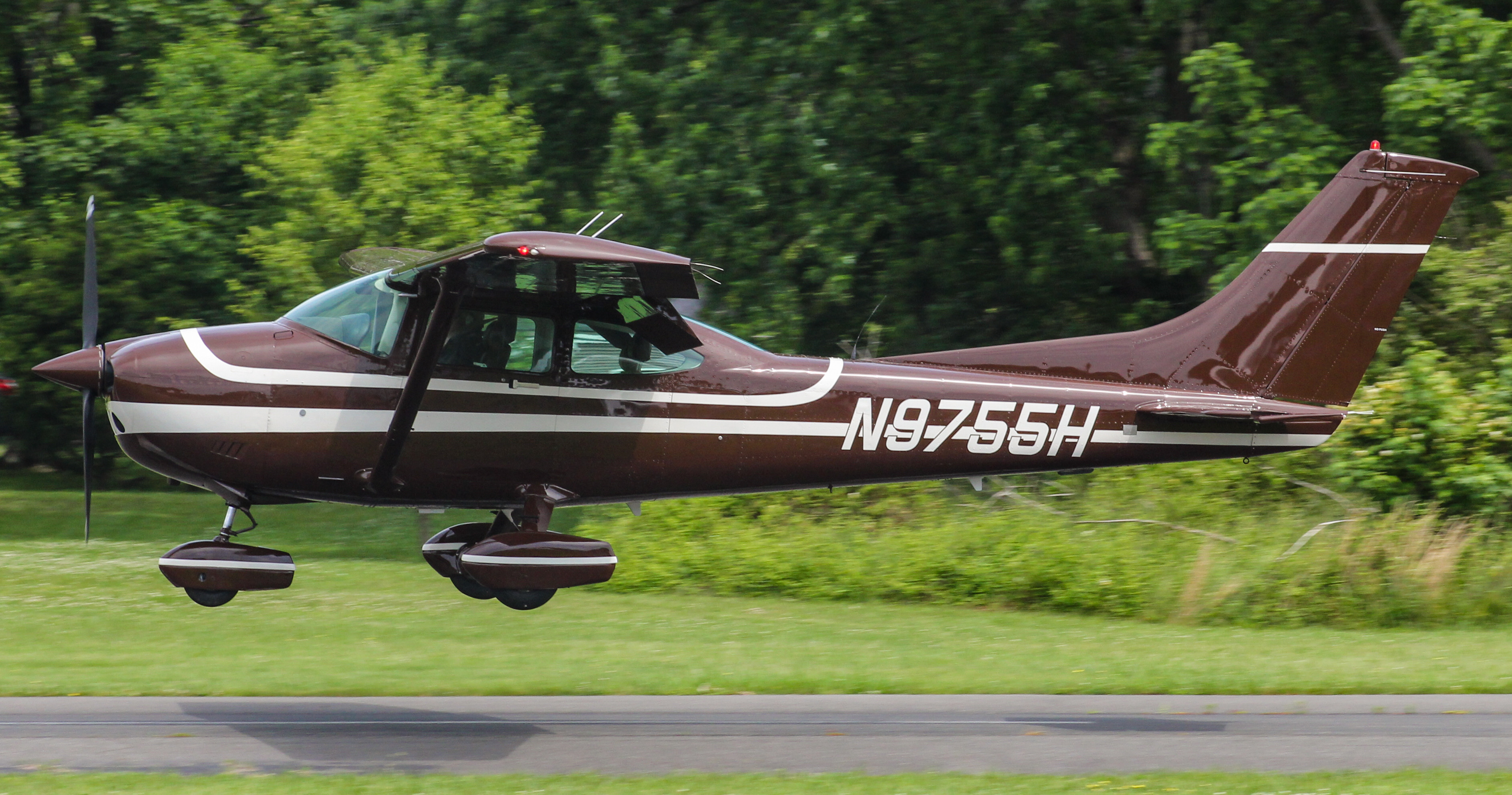 Full size: PRIVATE Cessna 182 Skylane N9755H at Cross Keys Airport