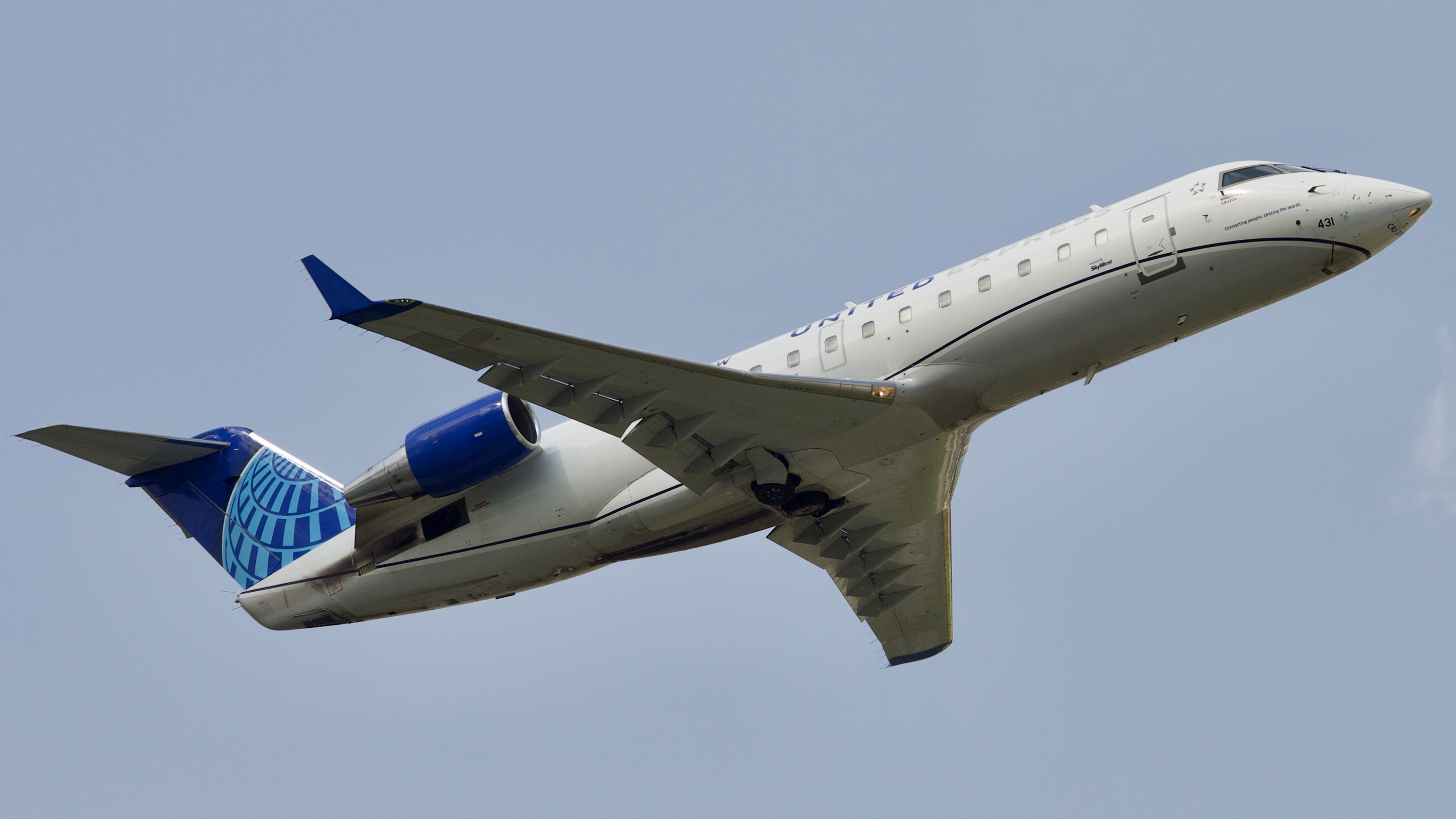 Full size: United Express Mitsubishi CRJ-200 N431SW at Houston-George Bush Intercontinental Airport