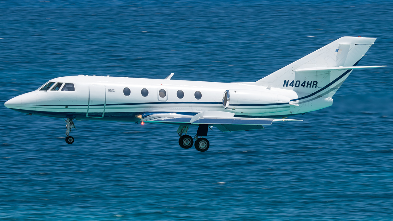 Full size: PRIVATE Dassault Falcon 20 N404HR at Princess Juliana International Airport
