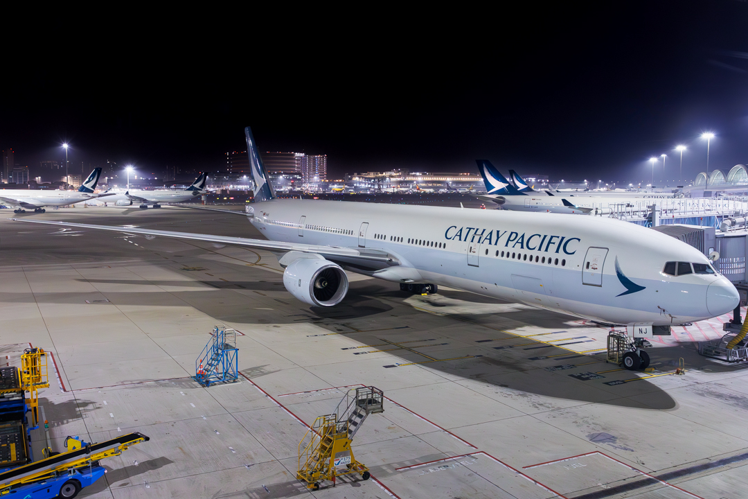 Full size: Cathay Pacific Boeing 777-300 B-HNJ at Hong Kong International Airport