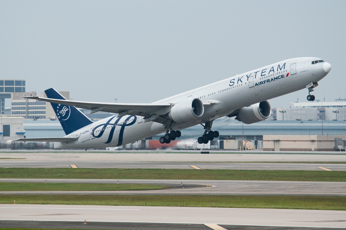 Full size: Air France Boeing 777-300ER F-GZNN at Houston-George Bush Intercontinental Airport