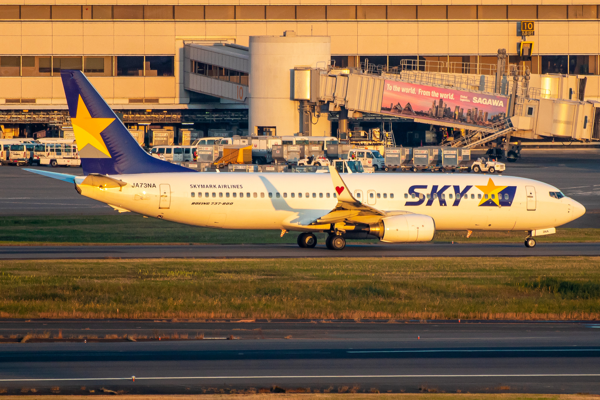 Full size: SkyMark Boeing 737-800 JA73NA at Tokyo-Haneda Airport