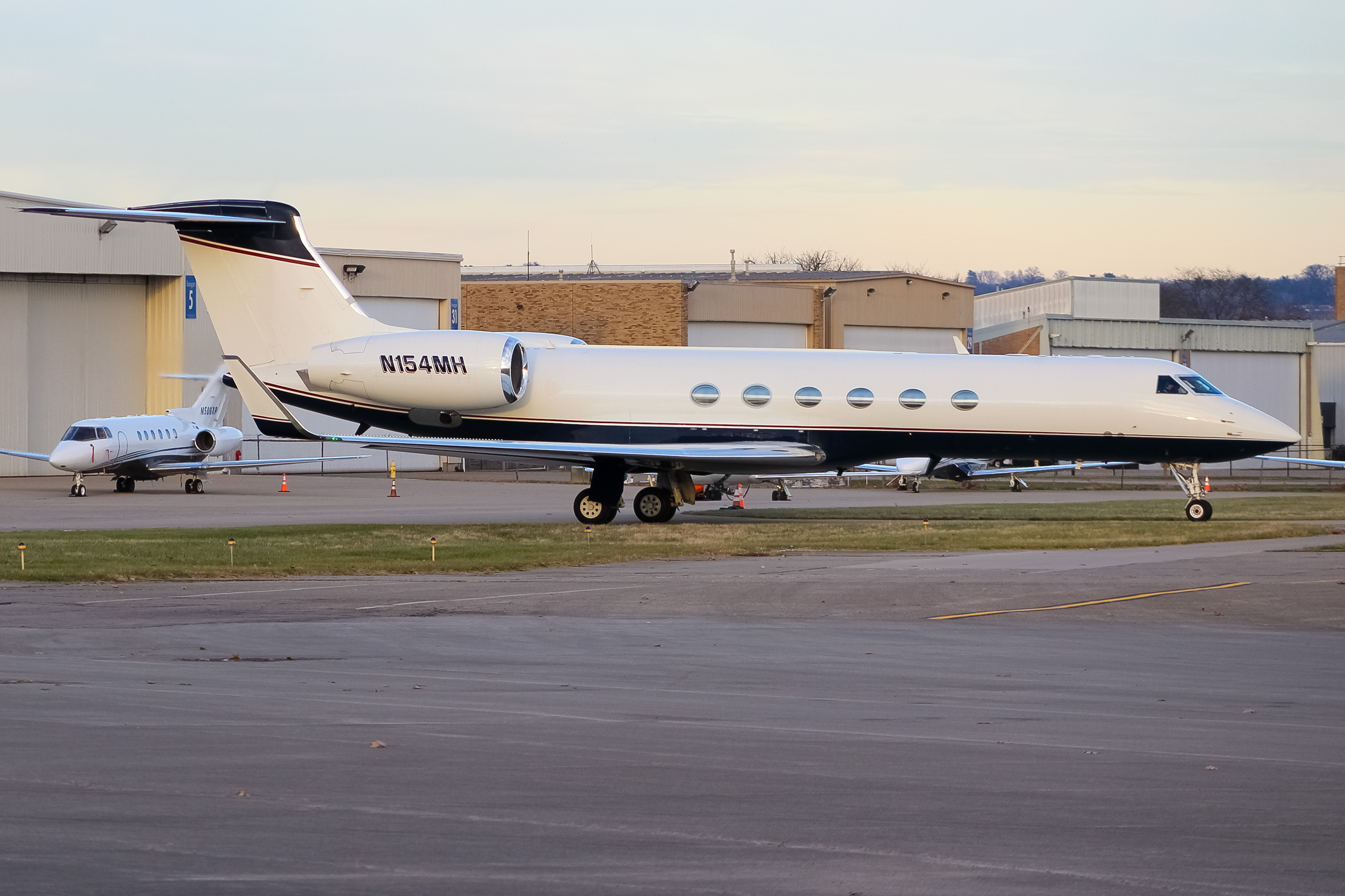 Full size: PRIVATE  Gulfstream V N154MH at Cincinnati Municipal Airport/Lunken Field