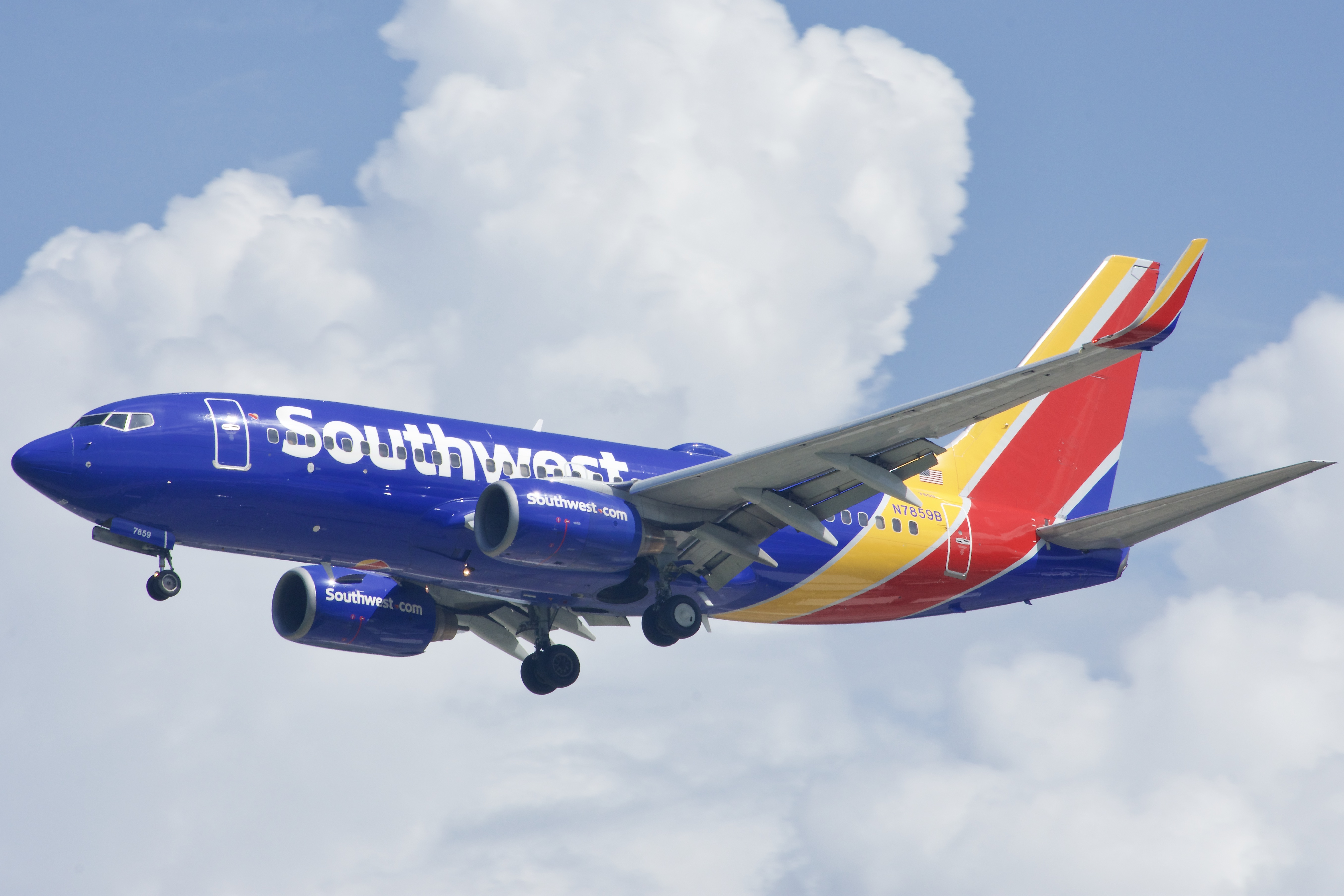 Full size: Southwest Airlines Boeing 737-700 N7859B at Orlando International Airport