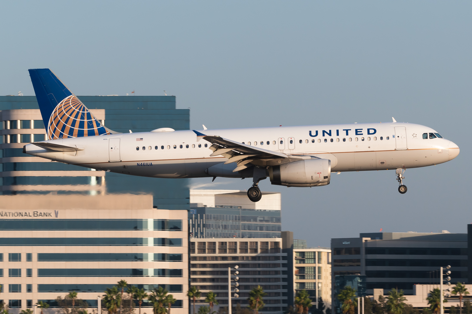 Full size: United Airlines Airbus A320 N461UA at John Wayne/Orange County Airport