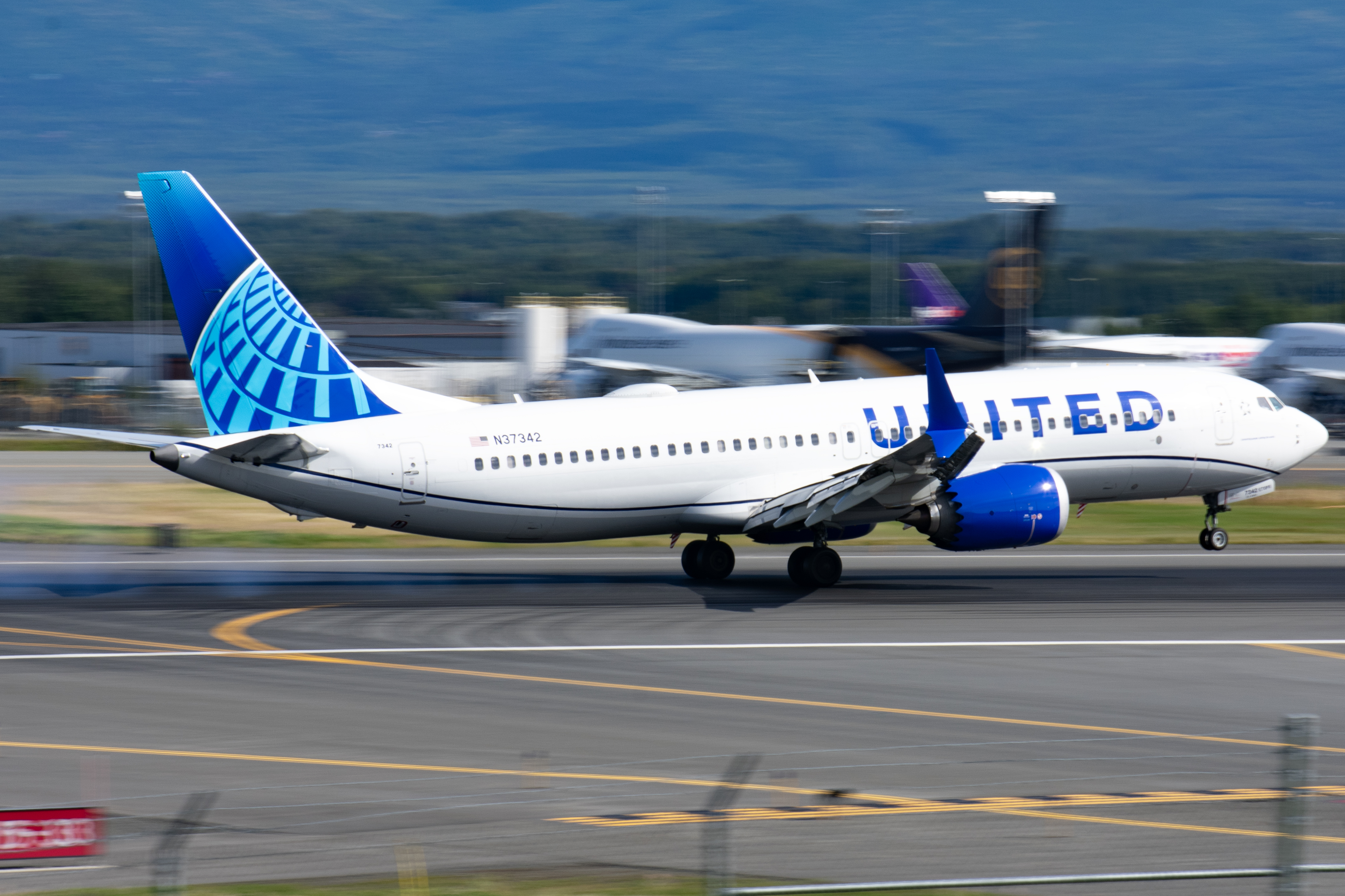 Full size: United Airlines Boeing 737 MAX 8 N37342 at Anchorage Ted Stevens International Airport