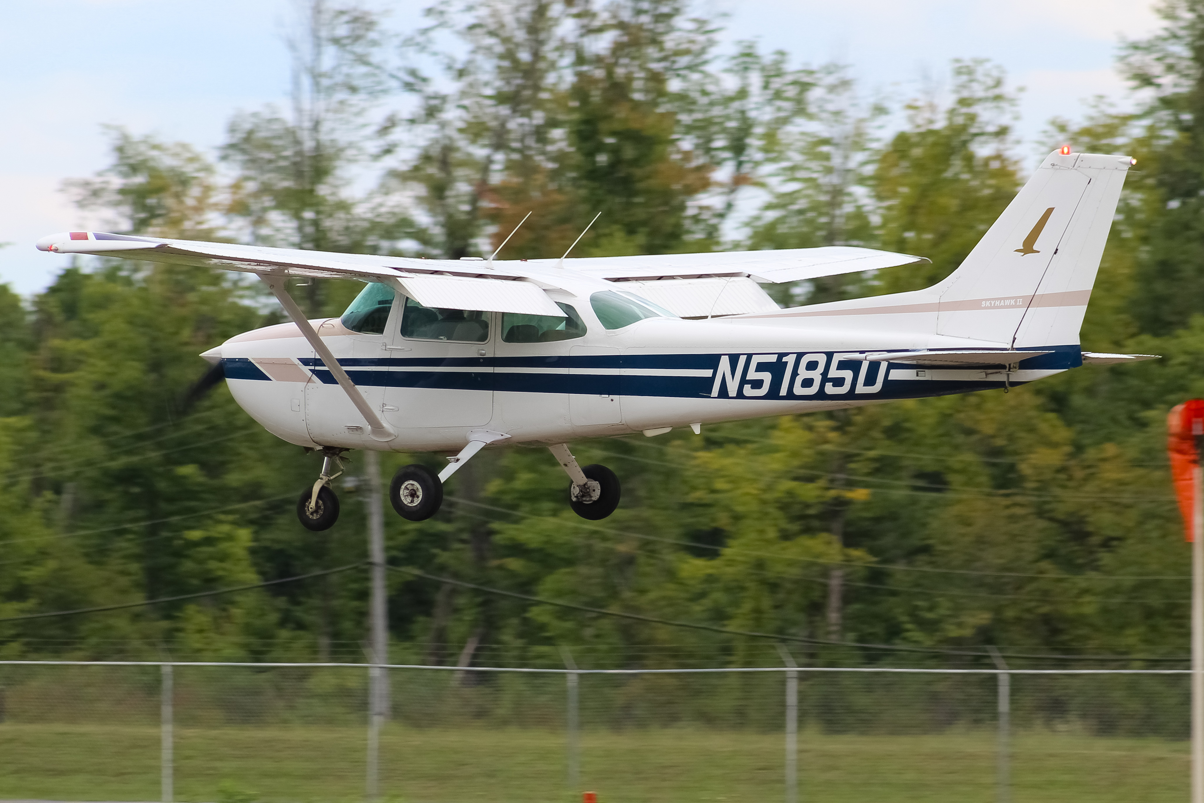 Full size: PRIVATE  Cessna 172 N5185D at Clermont County Airport