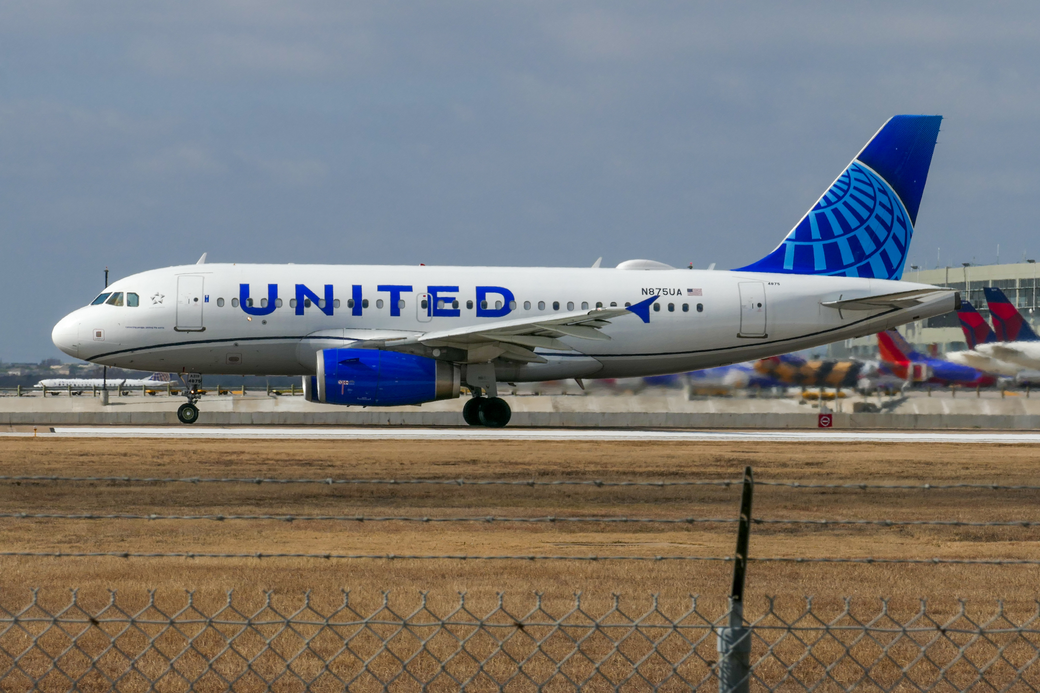 Full size: United Airlines A319-132 N875UA at Austin-Bergstrom International Airport
