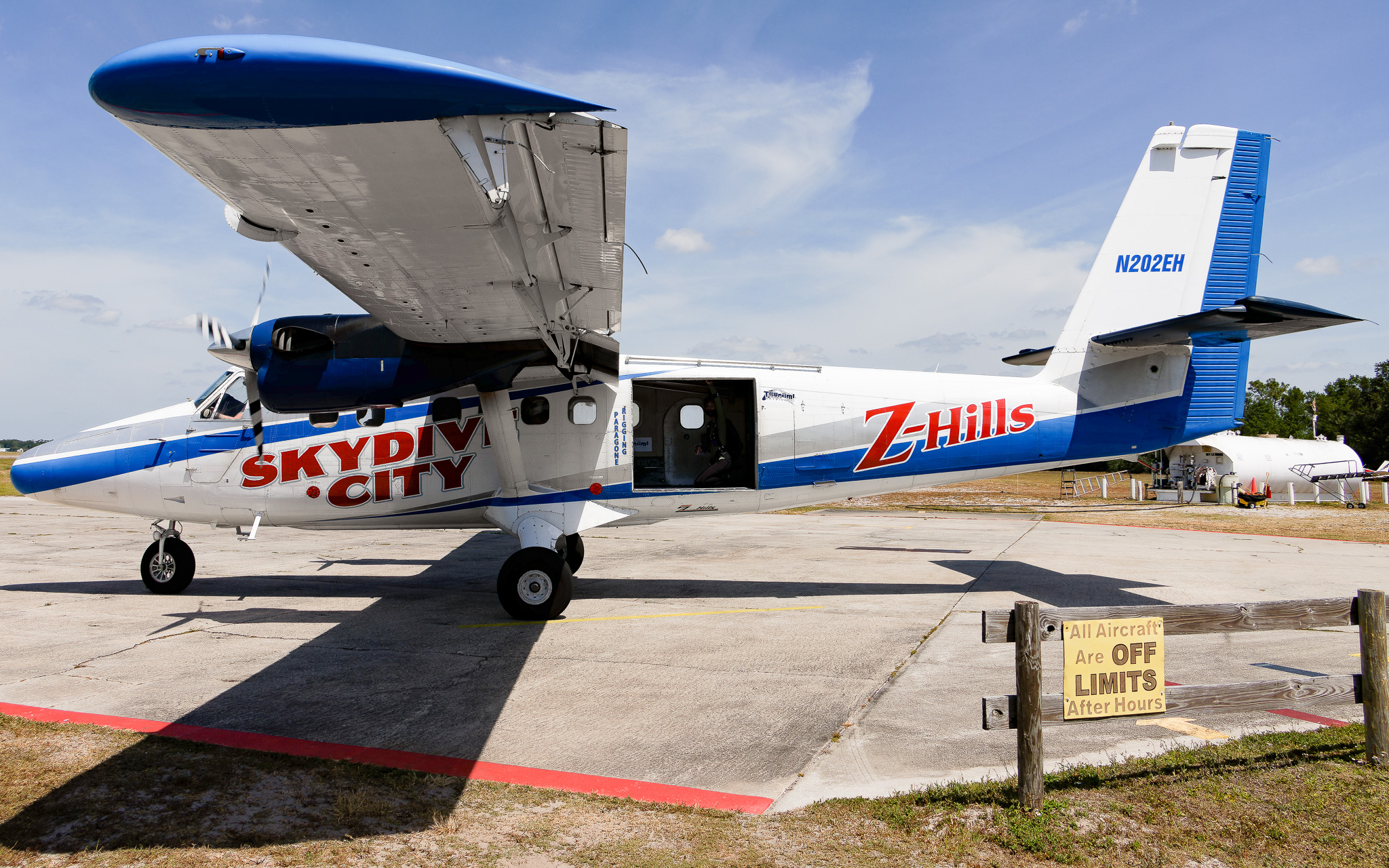 Full size: Skydive City De Havilland DHC-6 N202EH at 