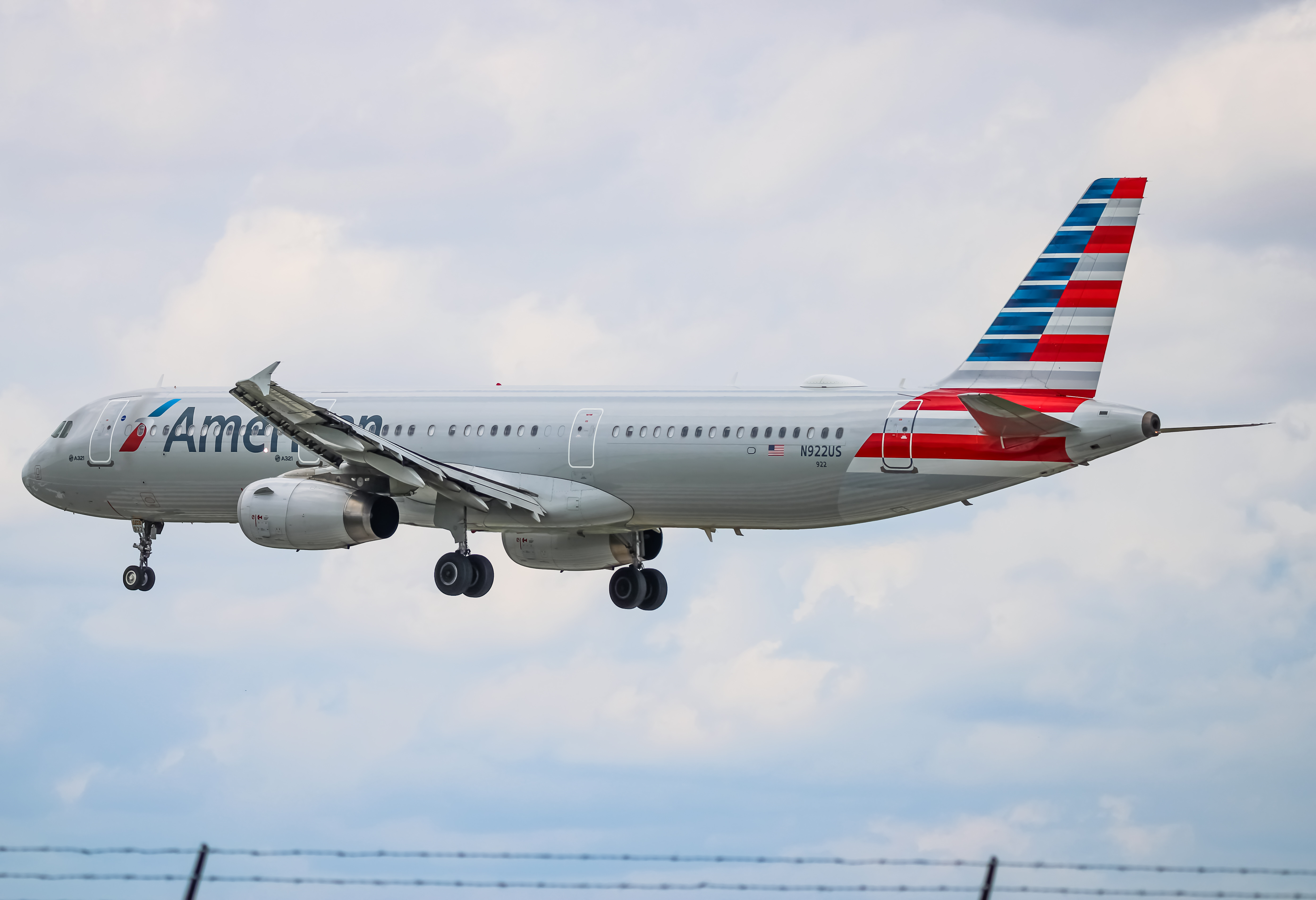 Full size: American Airlines Airbus A321-200 N922US at Baltimore/Washington International Thurgood Marshall Airport
