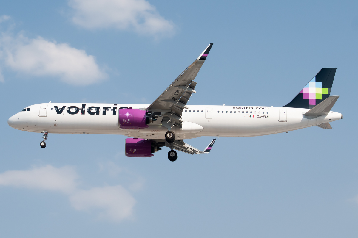 Full size: Volaris Airbus A321NEO XA-VSM at Mexico City International Airport
