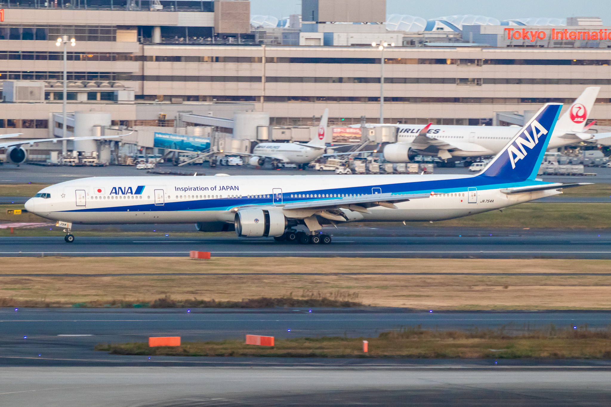 Full size: All Nippon Airways Boeing 777-300 JA754A at Tokyo-Haneda Airport