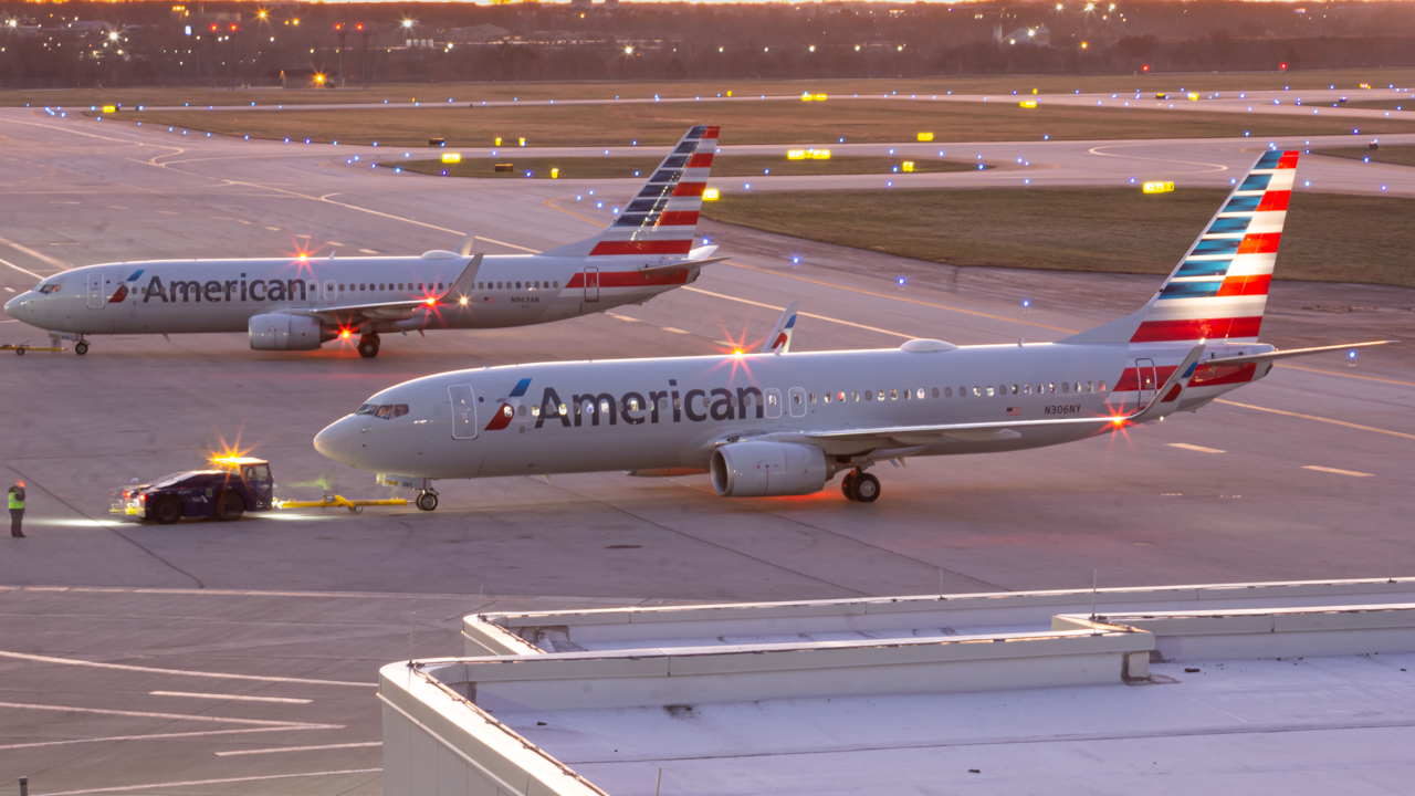 Full size: American Airlines Boeing 737-800 N306NY at John Glenn Columbus International Airport
