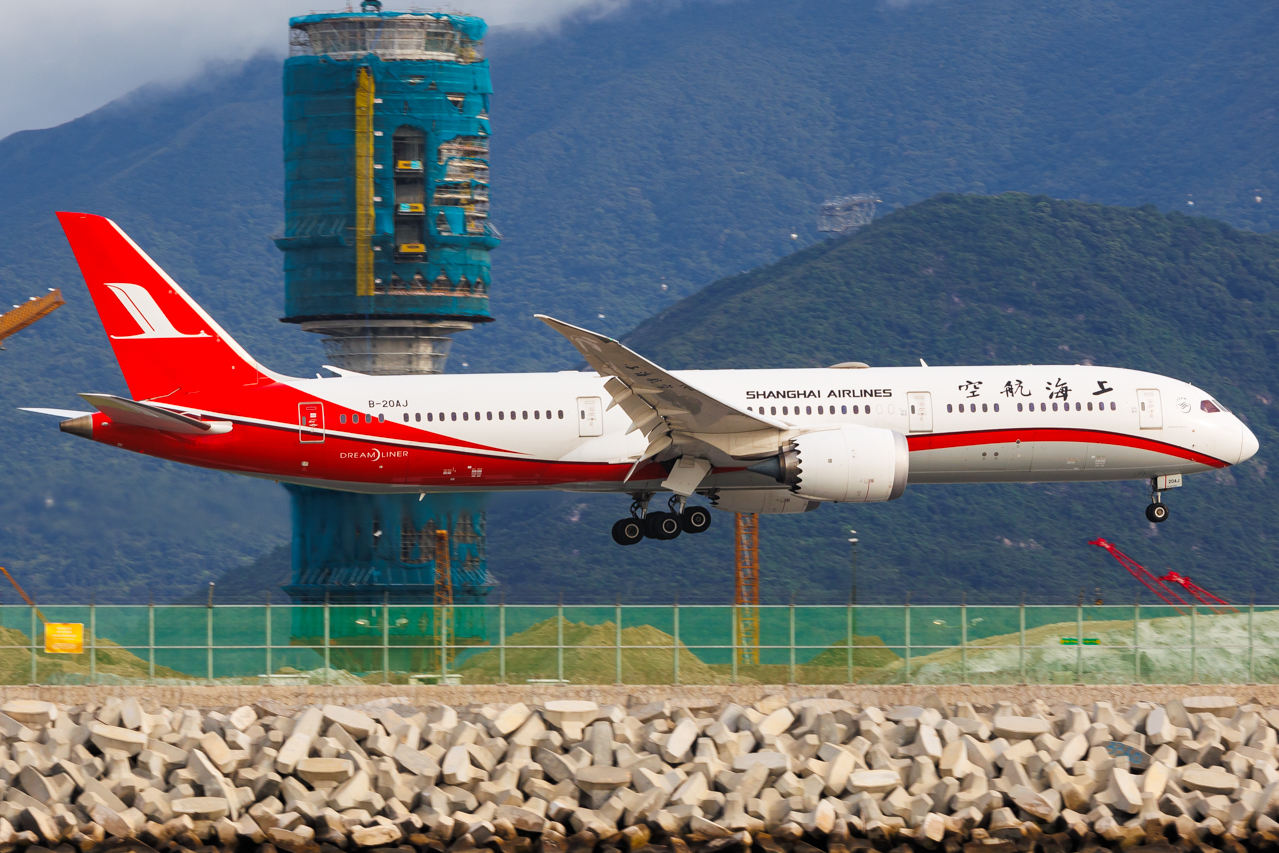 Full size: Shanghai Airlines Boeing 787-9 B-20AJ at Hong Kong International Airport