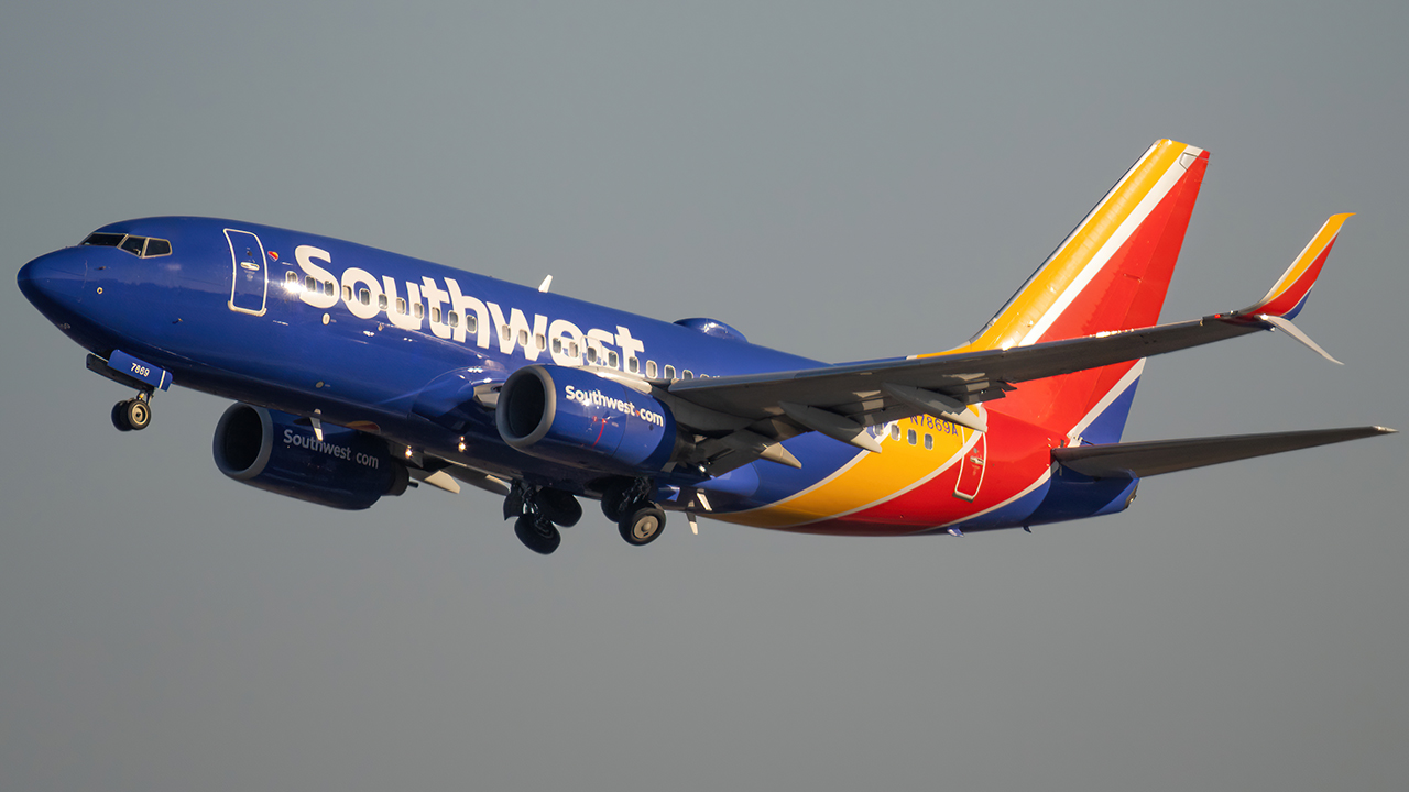 Full size: Southwest Airlines Boeing 737-700 N7869A at Ronald Reagan National Airport