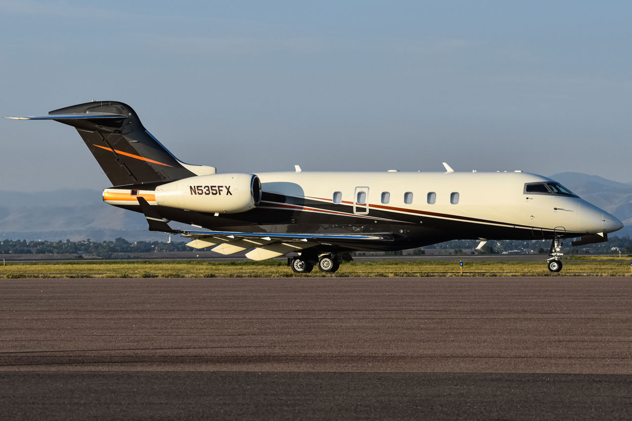Full size: FlexJet Bombardier Challenger 300  N535FX at Rocky Mountain Metro Airport