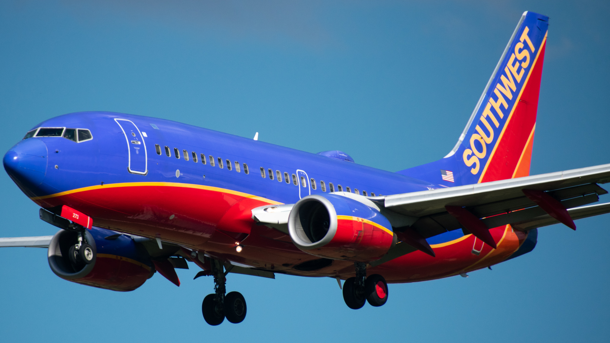 Full size: Southwest Airlines Boeing 737-700 N273WN at Baltimore/Washington International Thurgood Marshall Airport