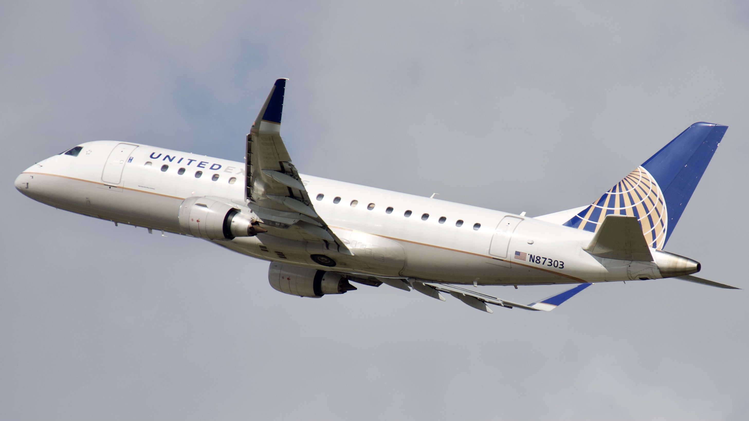 Full size: United Express Embraer E175 N87303 at Houston-George Bush Intercontinental Airport