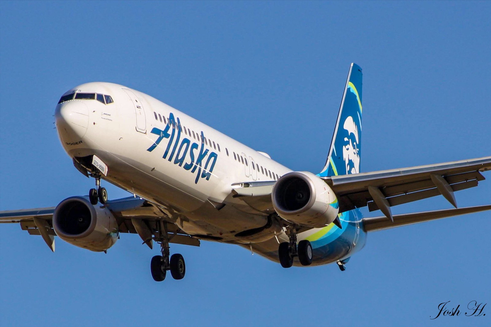 Full size: Alaska Airlines Boeing 737-900ER N275AK at Dallas-Fort Worth International Airport