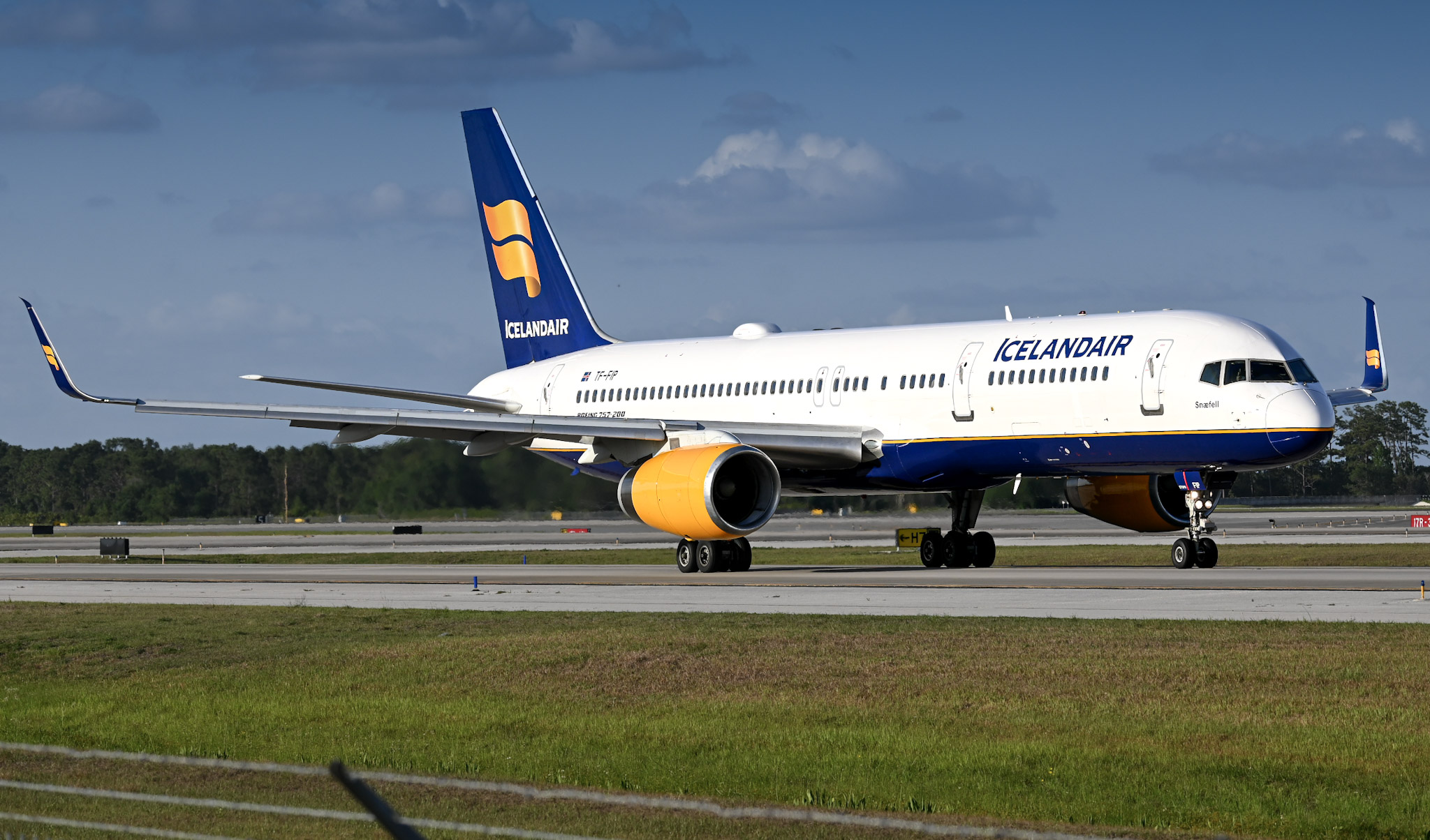 Full size: Icelandair Boeing 757-200 TF-FIP at Orlando International Airport
