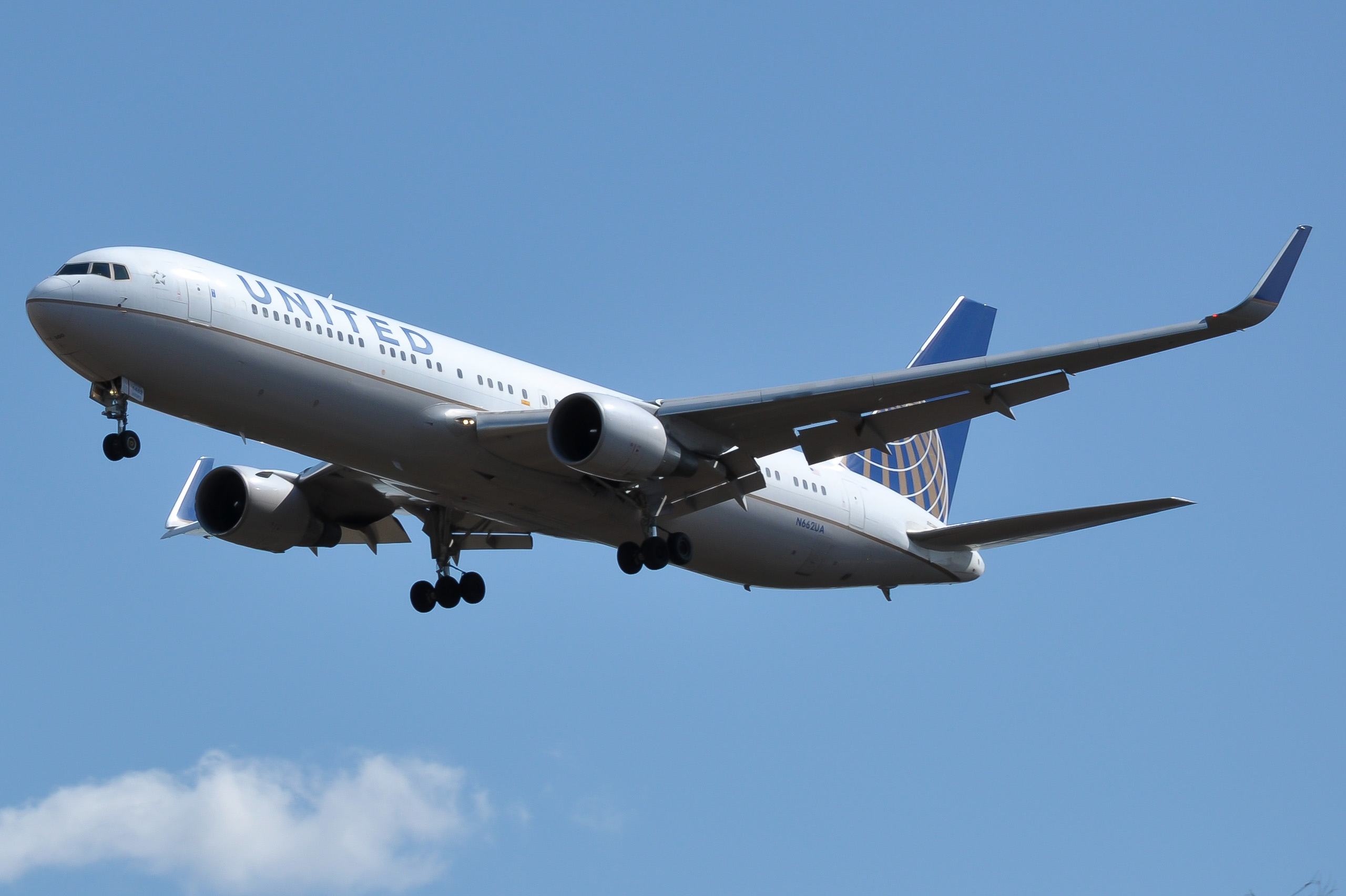 Full size: United Airlines Boeing 767-300ER N662UA at Washington Dulles International Airport