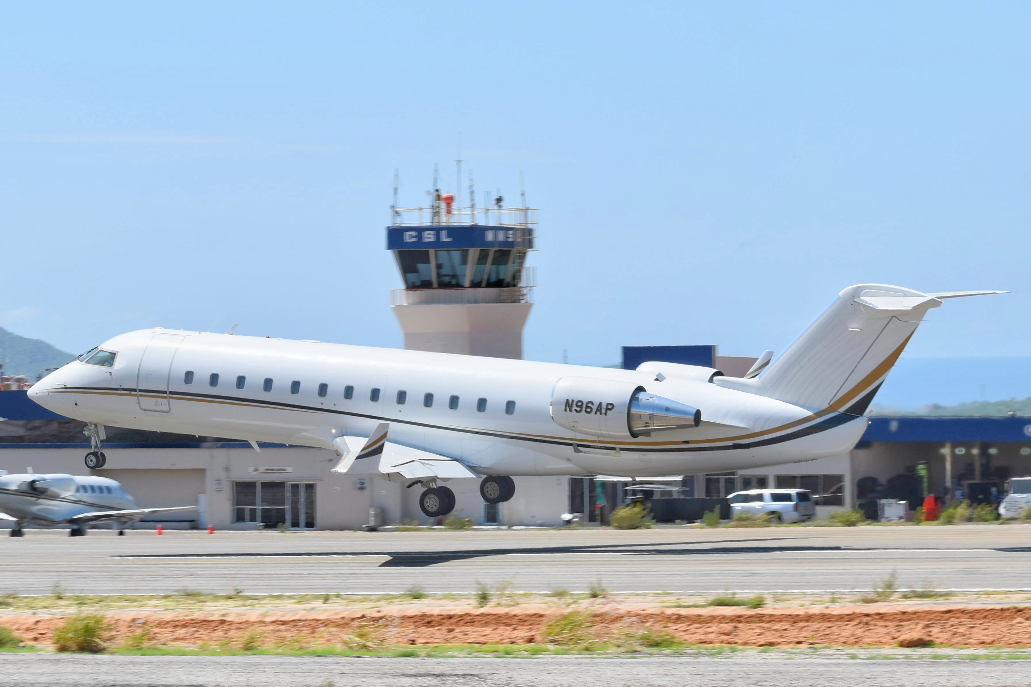 Full size: PRIVATE Mitsubishi CRJ-200ER N96AP at Aeropuerto de Cabo San Lucas Internacional
