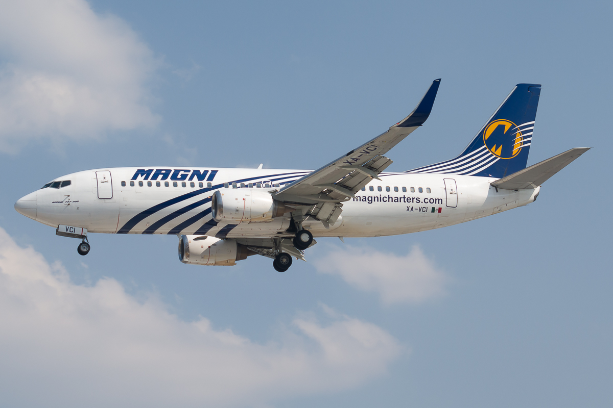 Full size: Magnicharters Boeing 737-300 XA-VCI at Mexico City International Airport