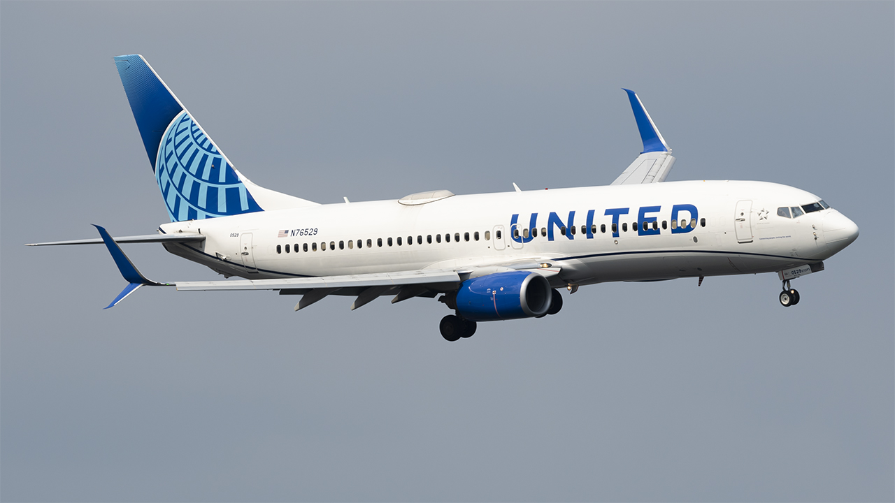 Full size: United Airlines Boeing 737-800 N76529 at Ronald Reagan National Airport
