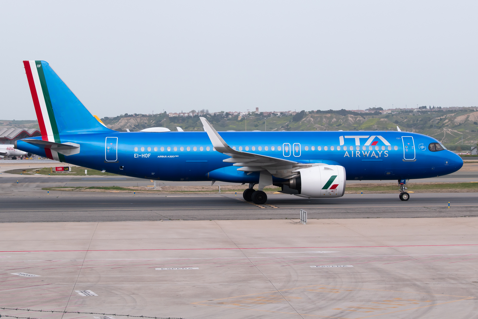 Full size: ITA Airways Airbus A320NEO EI-HOF at Madrid Barajas Airport