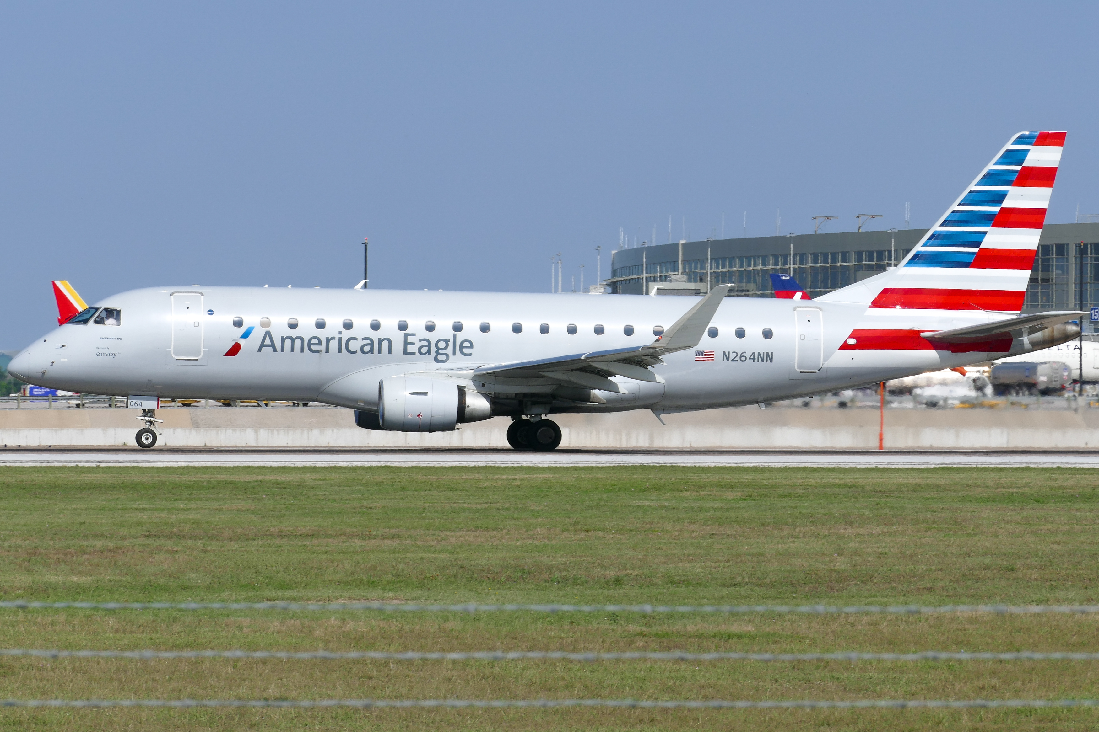 Full size: American Eagle Embraer E175 N264NN at Austin-Bergstrom International Airport