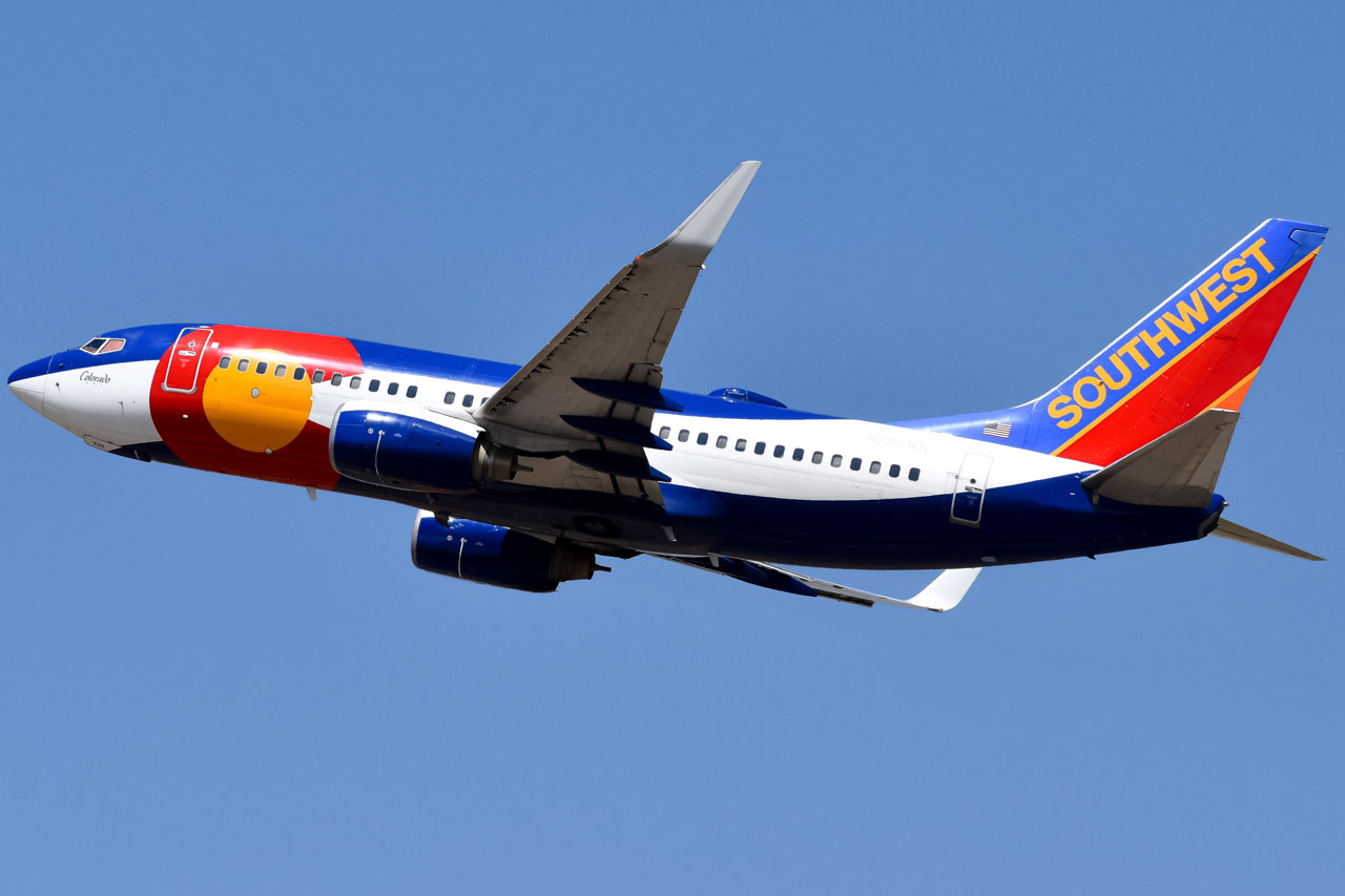 Full size: Southwest Airlines Boeing 737-700 N230WN at Denver International Airport