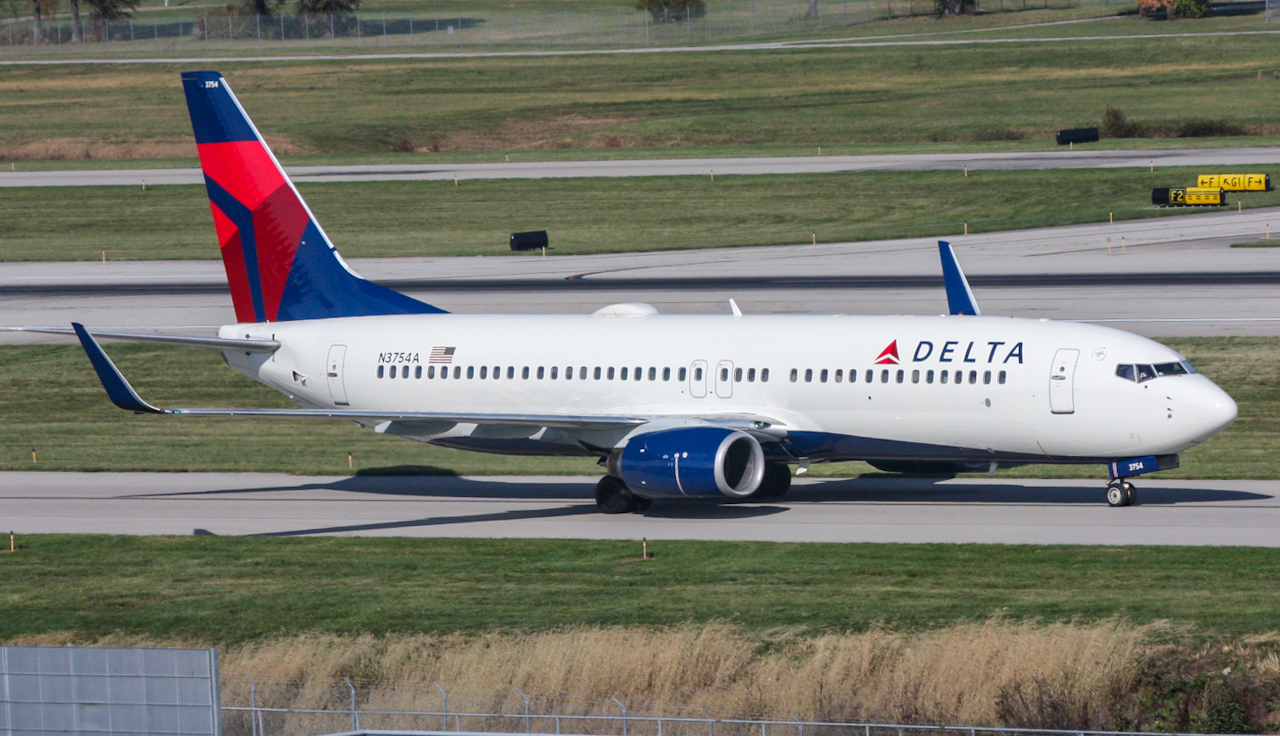 Full size: Delta Airlines Boeing 737-800 N3754A at John Glenn Columbus International Airport