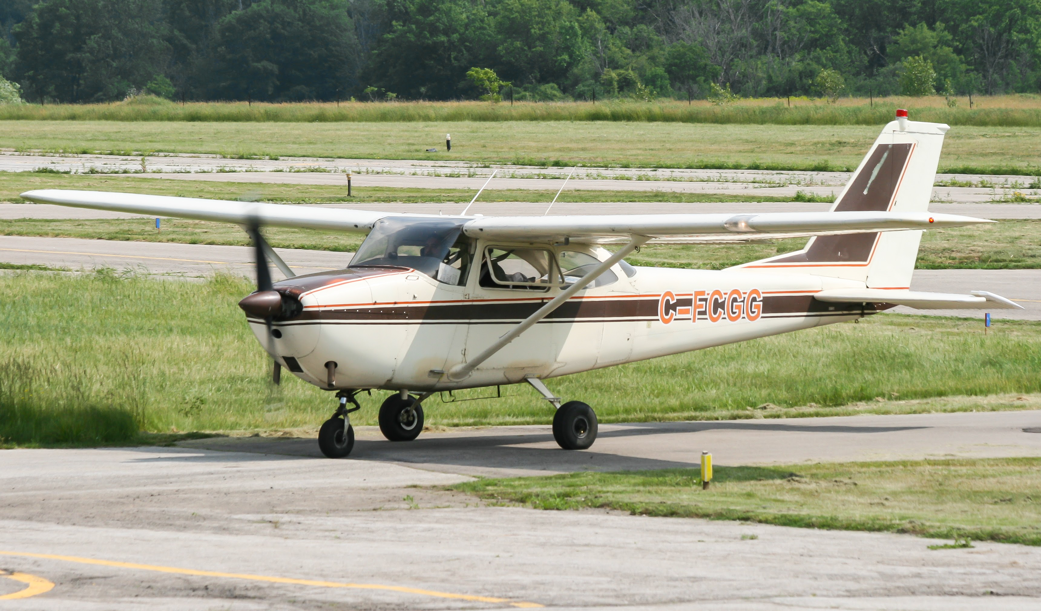 Full size: Private owner Cessna 172 C-FCGG at 